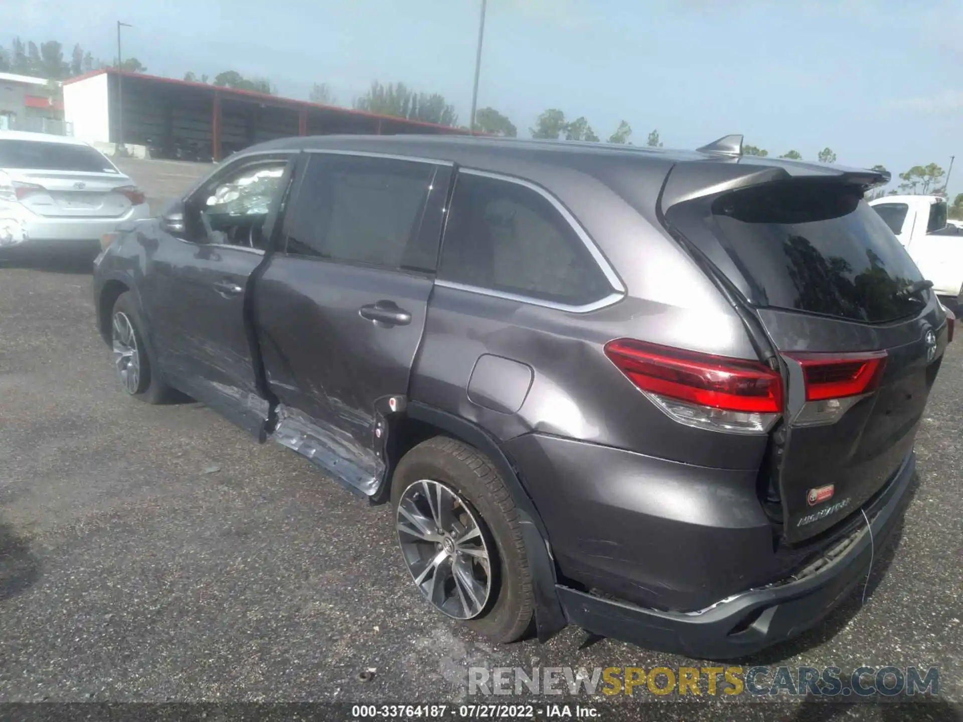 3 Photograph of a damaged car 5TDBZRFH5KS982415 TOYOTA HIGHLANDER 2019