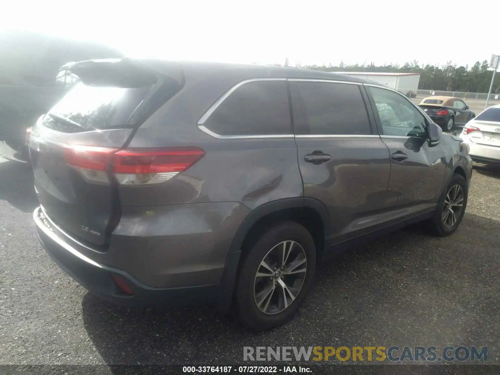 4 Photograph of a damaged car 5TDBZRFH5KS982415 TOYOTA HIGHLANDER 2019