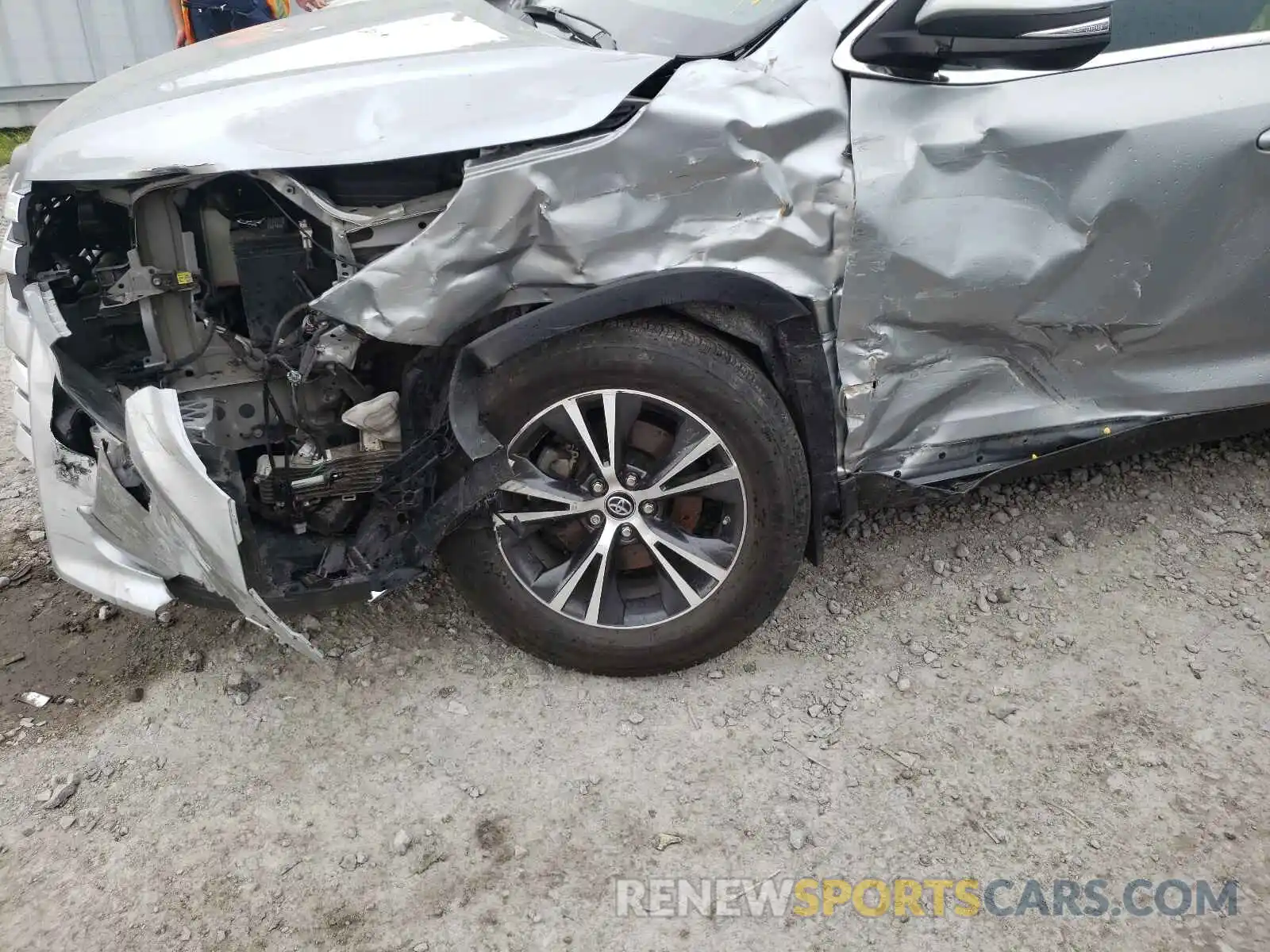 9 Photograph of a damaged car 5TDBZRFH5KS994788 TOYOTA HIGHLANDER 2019