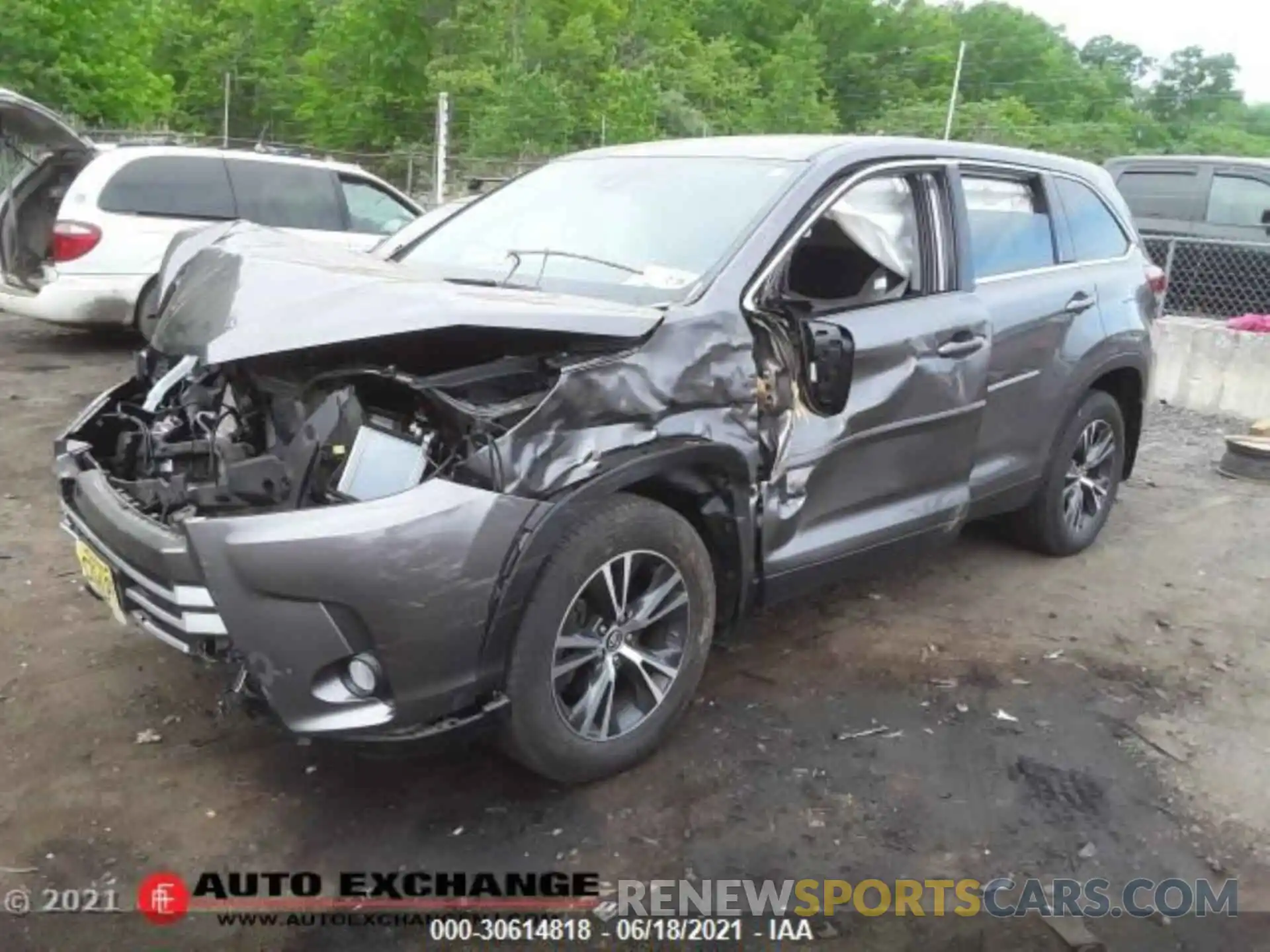 4 Photograph of a damaged car 5TDBZRFH5KS995021 TOYOTA HIGHLANDER 2019