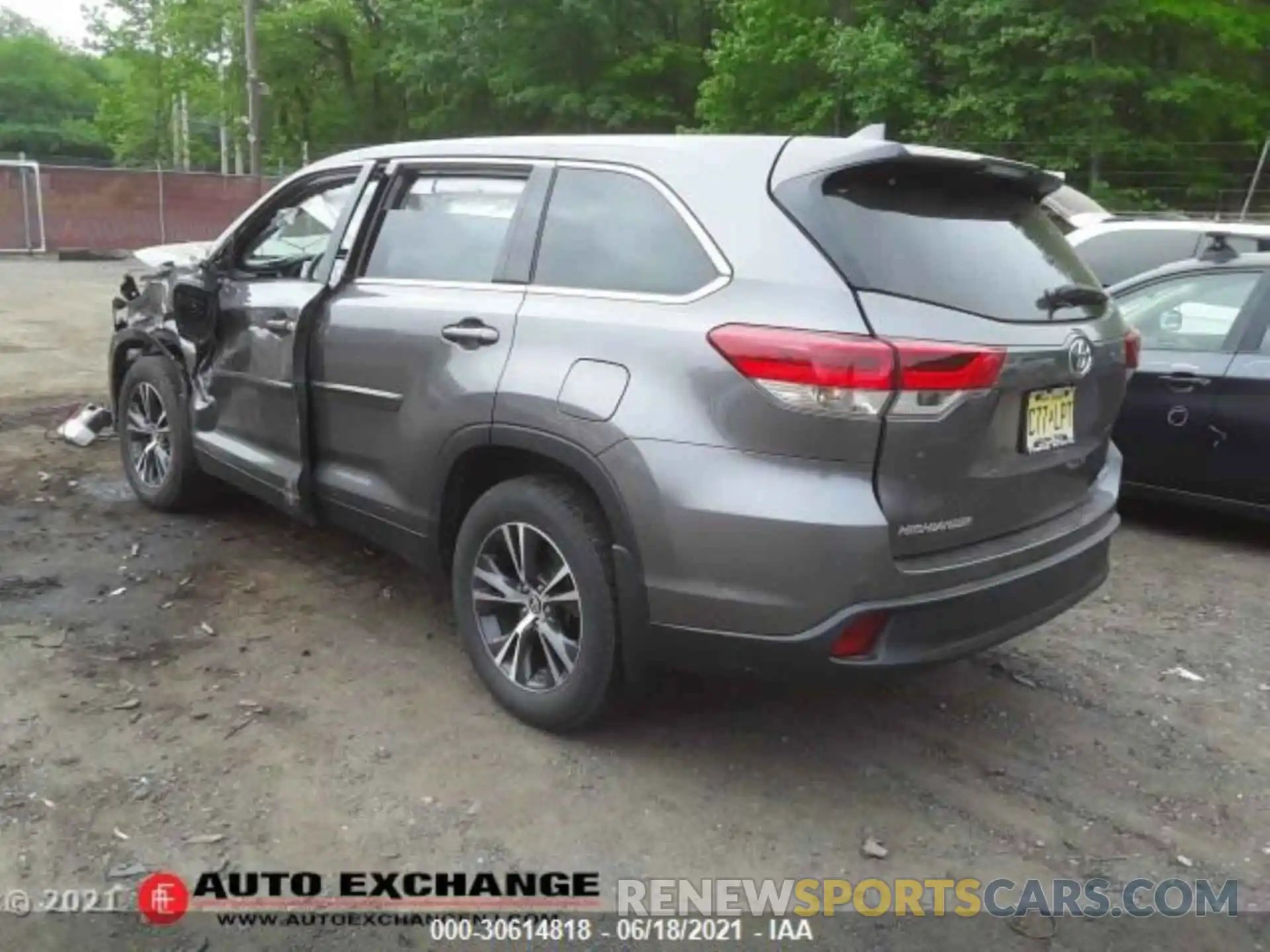 5 Photograph of a damaged car 5TDBZRFH5KS995021 TOYOTA HIGHLANDER 2019