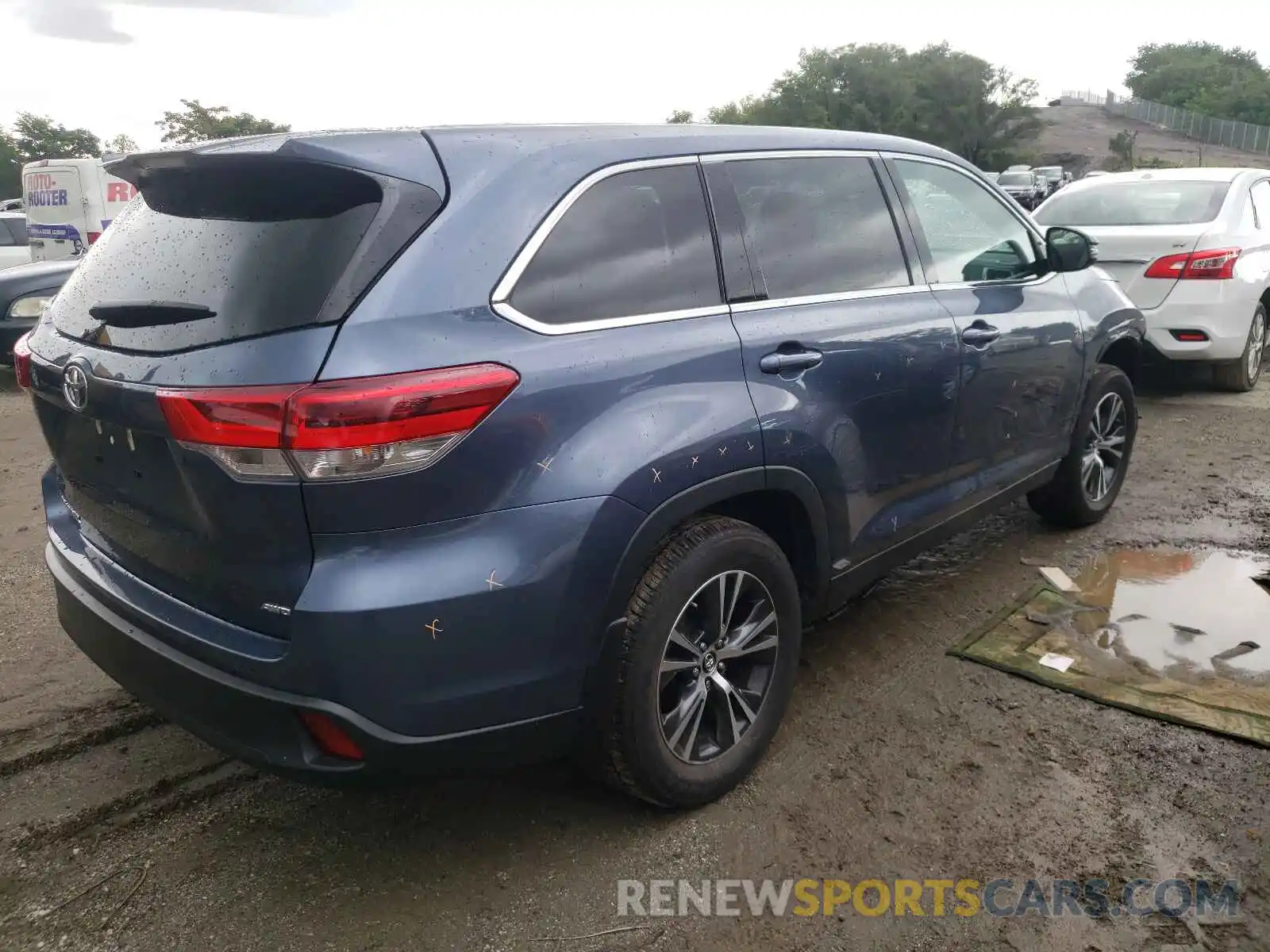 4 Photograph of a damaged car 5TDBZRFH5KS996041 TOYOTA HIGHLANDER 2019