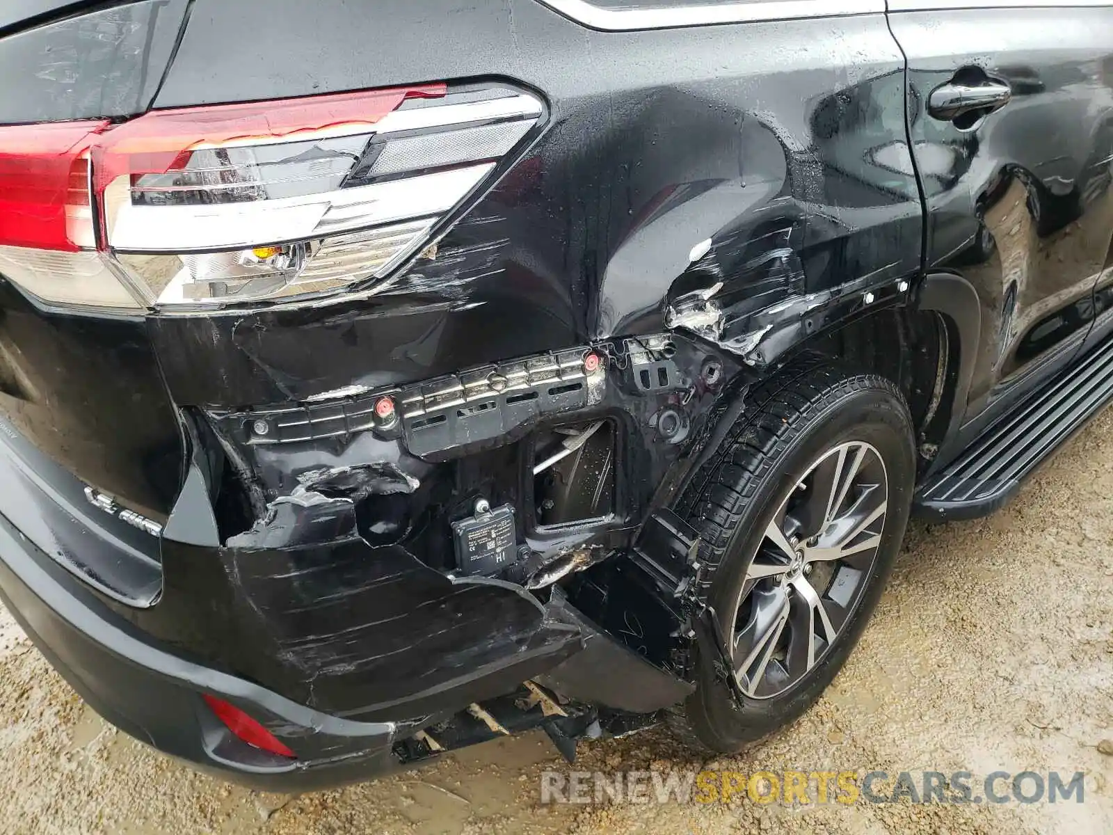 9 Photograph of a damaged car 5TDBZRFH6KS710682 TOYOTA HIGHLANDER 2019