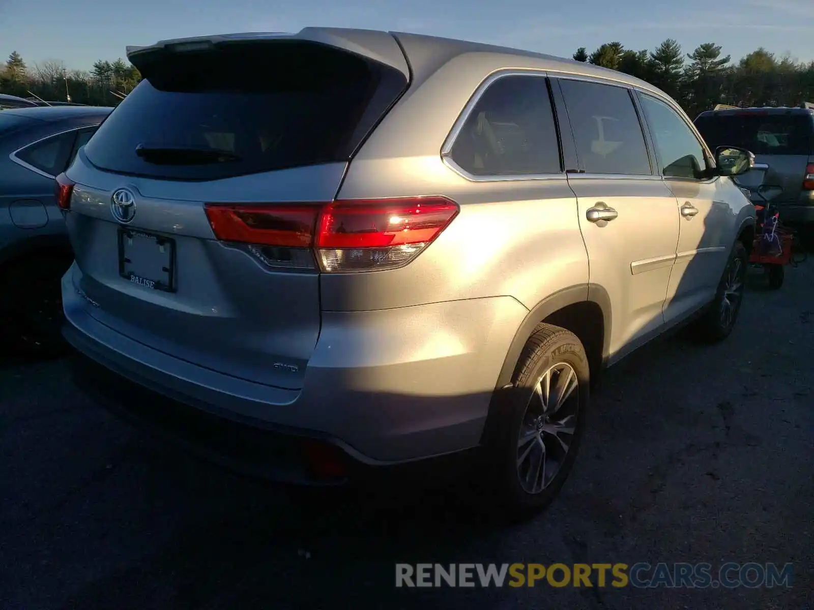 4 Photograph of a damaged car 5TDBZRFH6KS717289 TOYOTA HIGHLANDER 2019