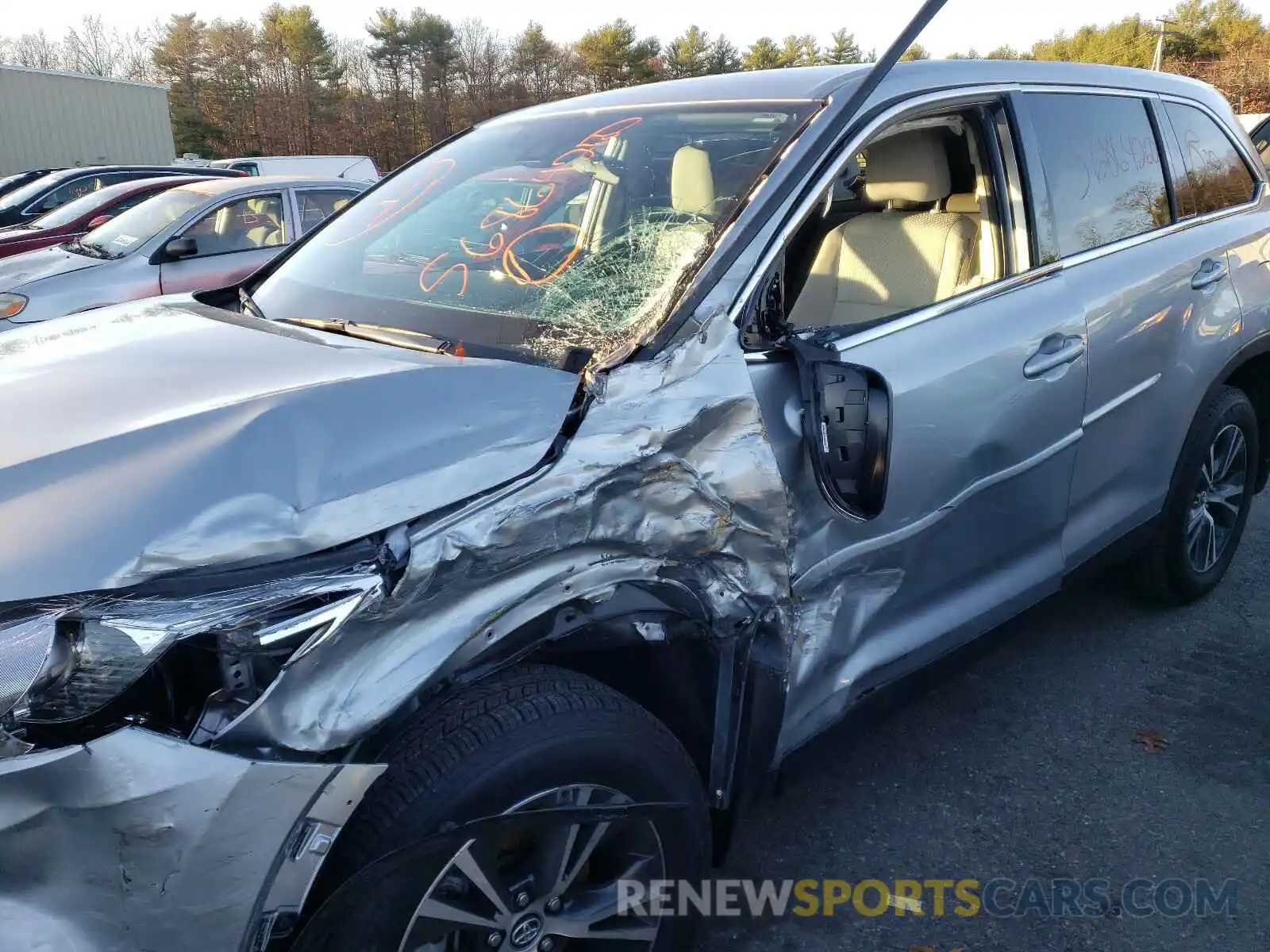 9 Photograph of a damaged car 5TDBZRFH6KS717289 TOYOTA HIGHLANDER 2019