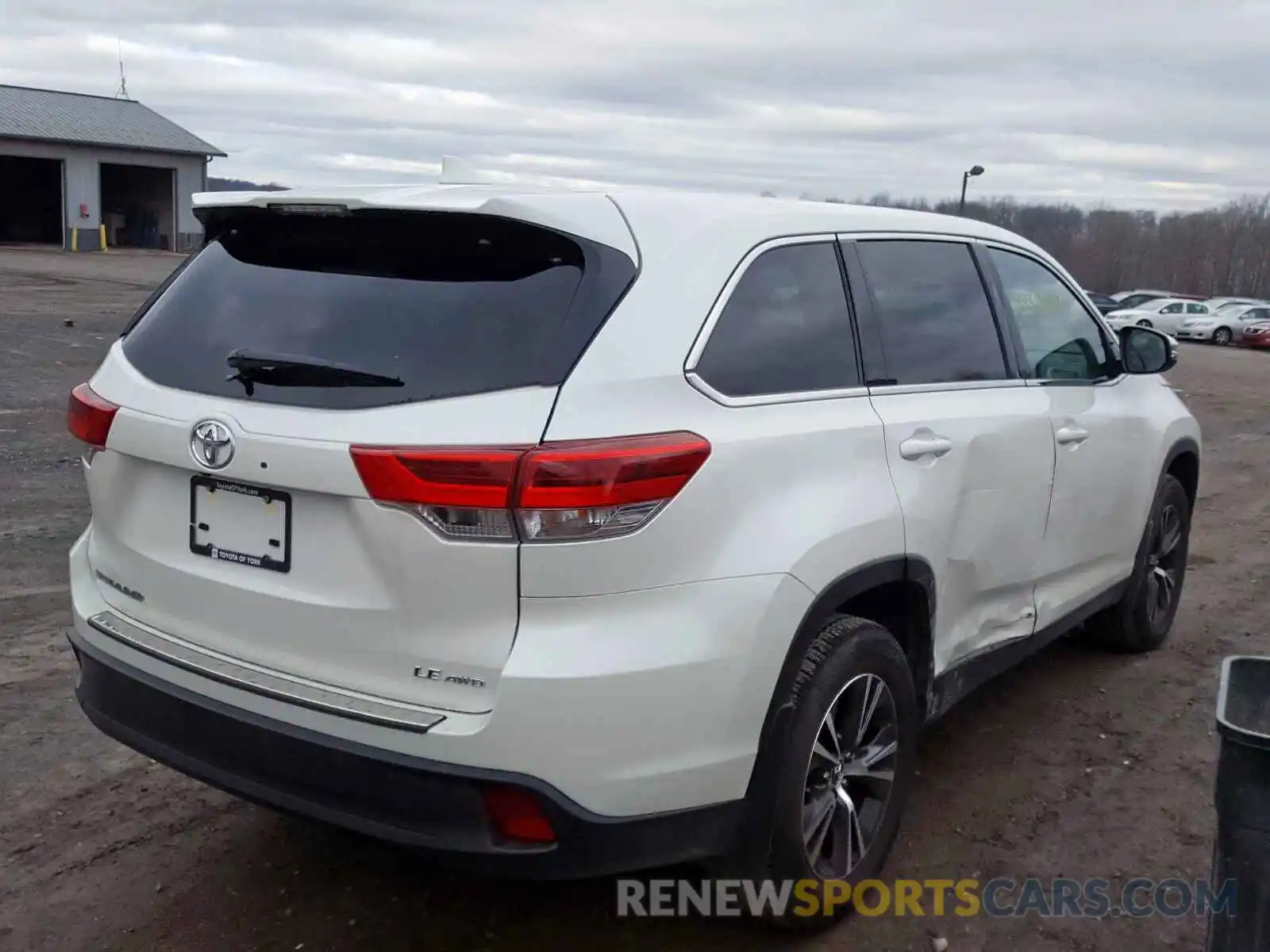 4 Photograph of a damaged car 5TDBZRFH6KS720967 TOYOTA HIGHLANDER 2019