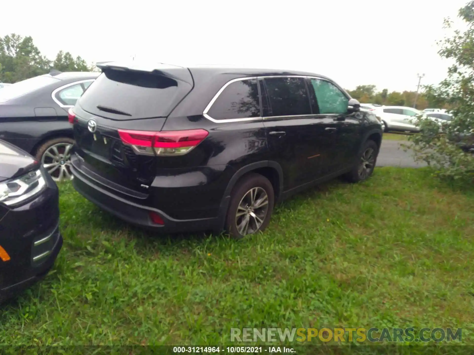 4 Photograph of a damaged car 5TDBZRFH6KS721181 TOYOTA HIGHLANDER 2019