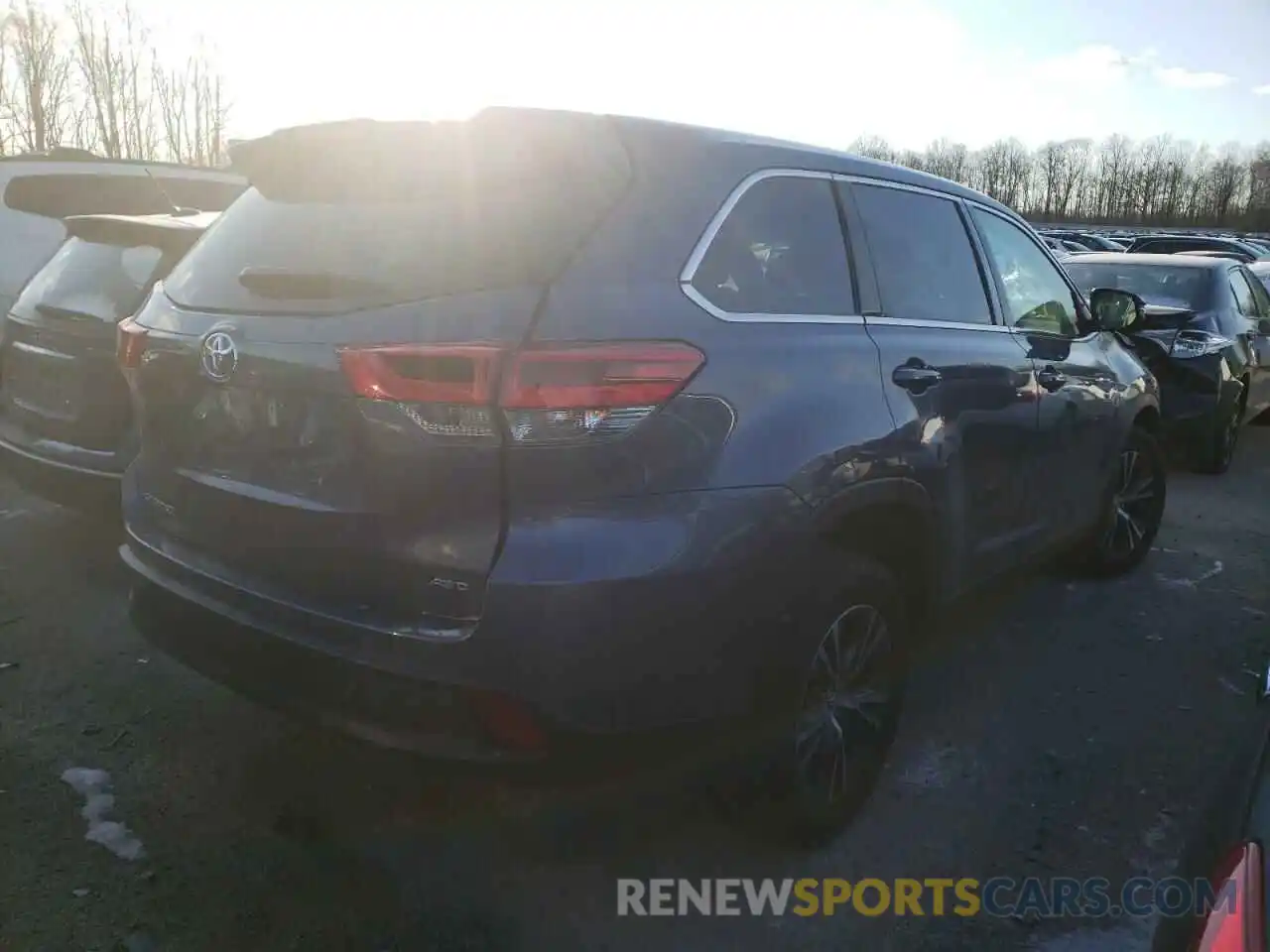 4 Photograph of a damaged car 5TDBZRFH6KS725876 TOYOTA HIGHLANDER 2019