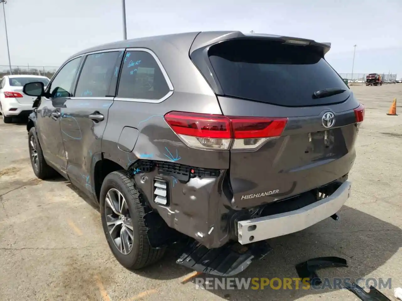 3 Photograph of a damaged car 5TDBZRFH6KS728406 TOYOTA HIGHLANDER 2019