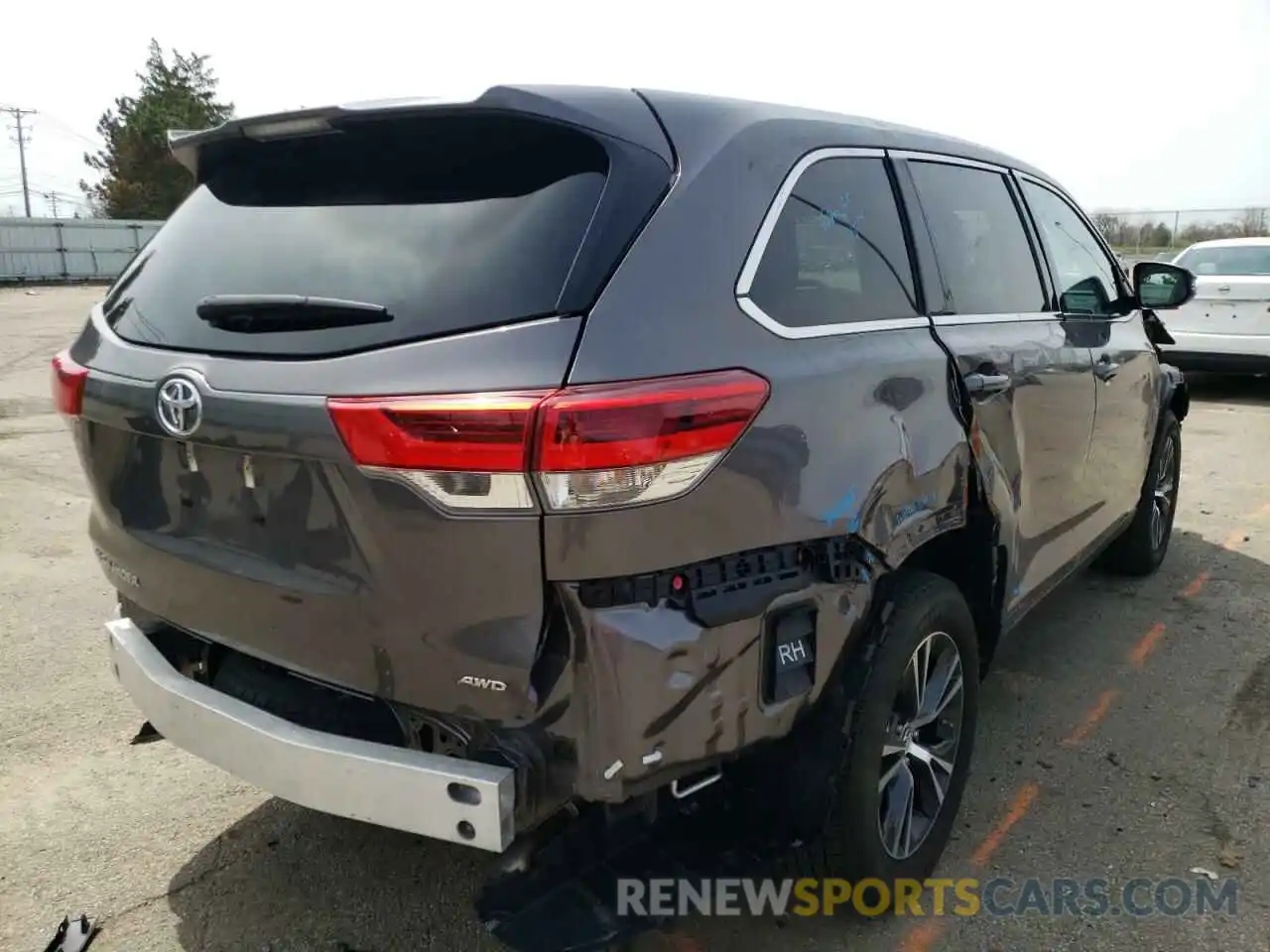 4 Photograph of a damaged car 5TDBZRFH6KS728406 TOYOTA HIGHLANDER 2019