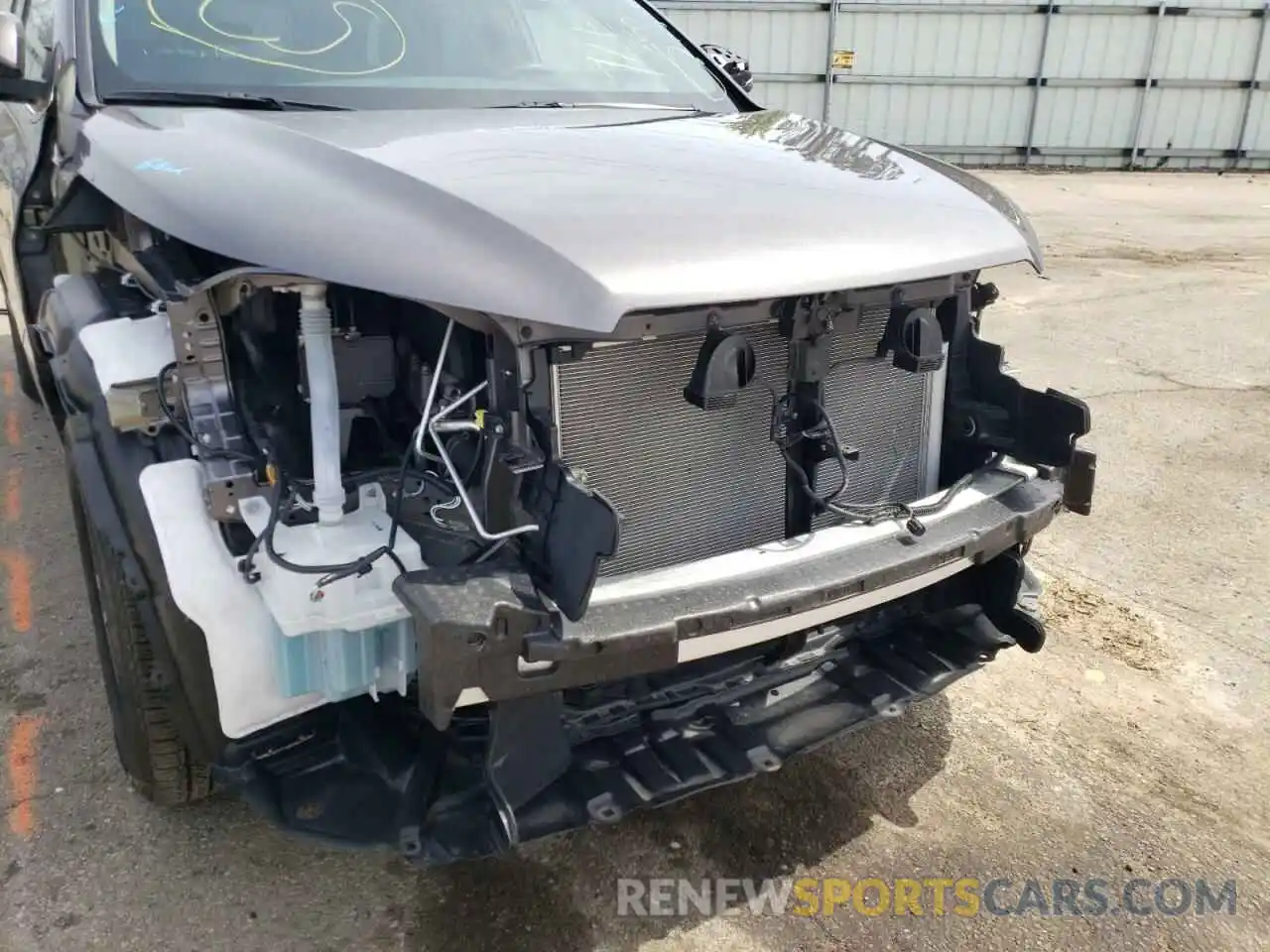 9 Photograph of a damaged car 5TDBZRFH6KS728406 TOYOTA HIGHLANDER 2019