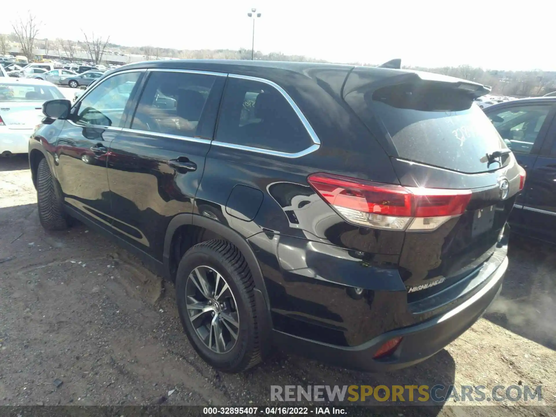 3 Photograph of a damaged car 5TDBZRFH6KS741060 TOYOTA HIGHLANDER 2019