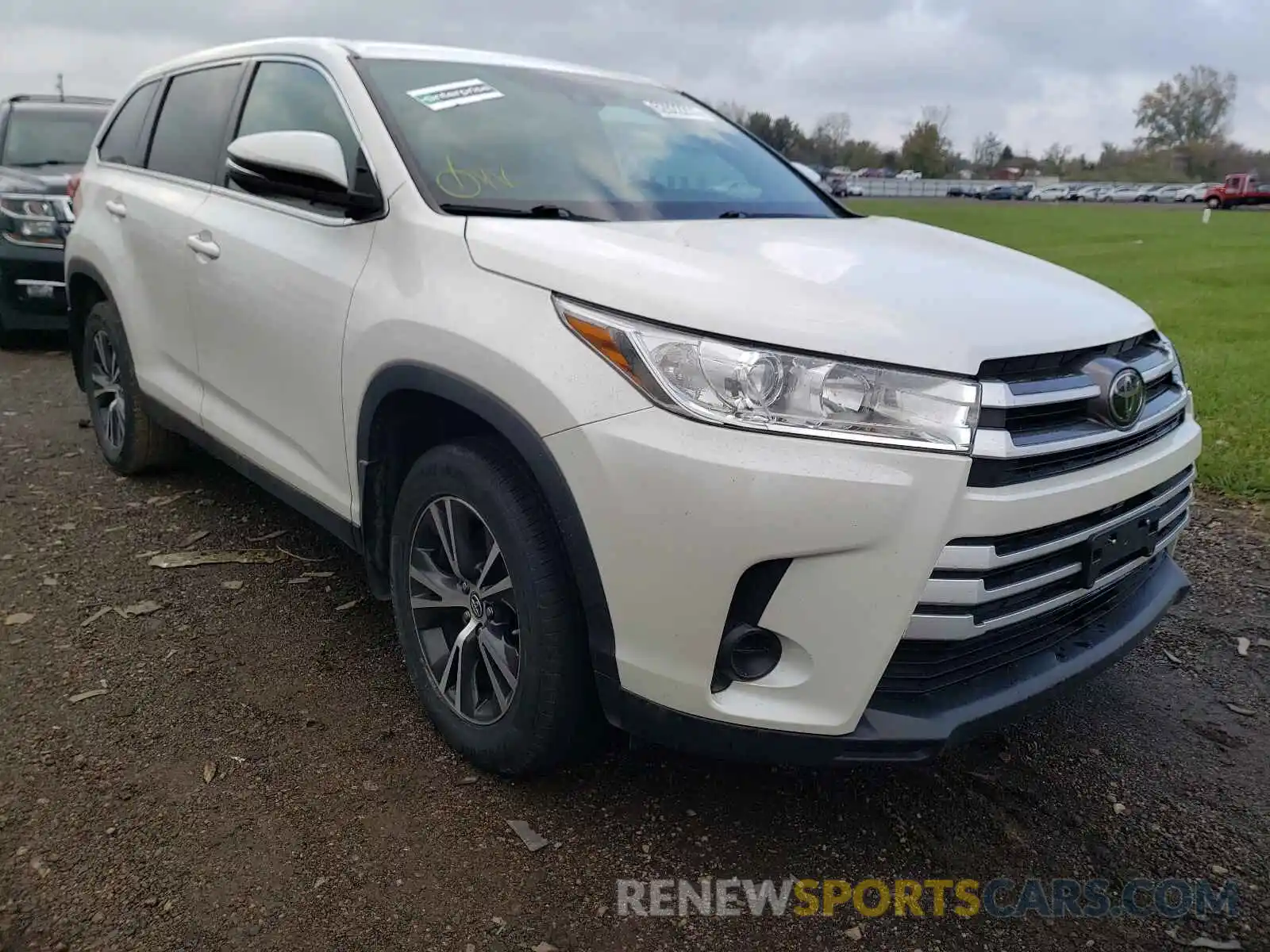 1 Photograph of a damaged car 5TDBZRFH6KS922627 TOYOTA HIGHLANDER 2019