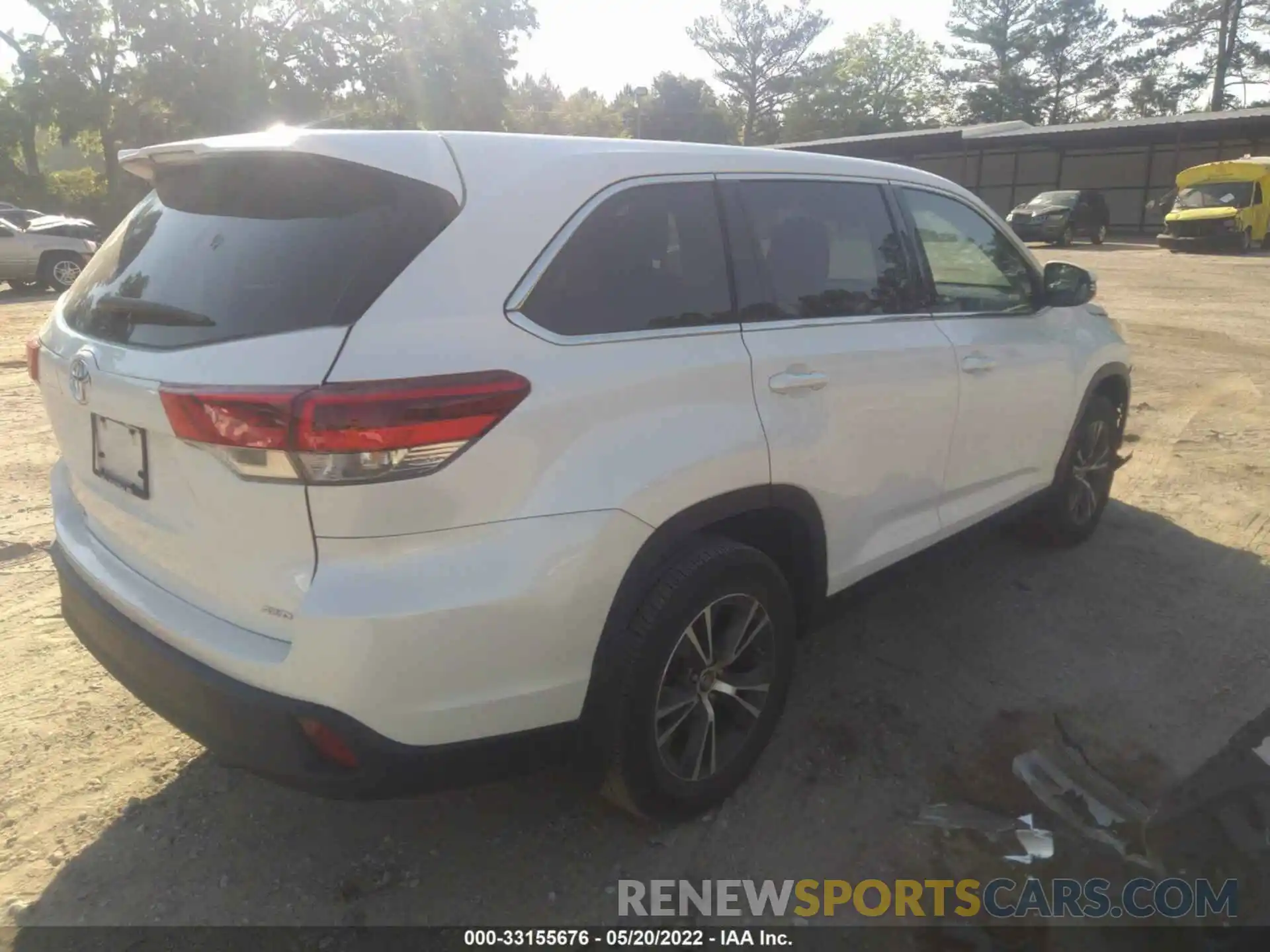 4 Photograph of a damaged car 5TDBZRFH6KS924782 TOYOTA HIGHLANDER 2019