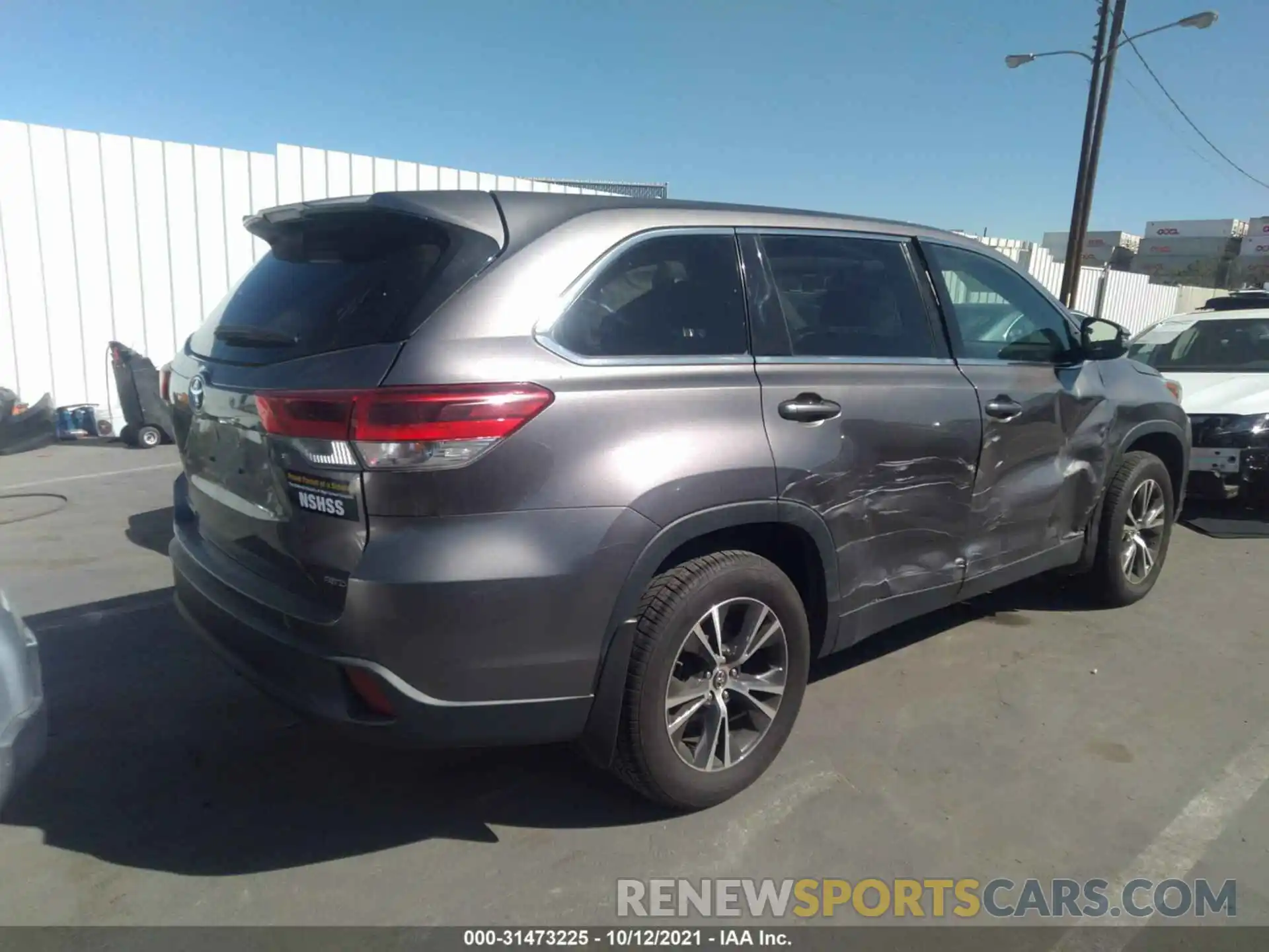 4 Photograph of a damaged car 5TDBZRFH6KS943963 TOYOTA HIGHLANDER 2019