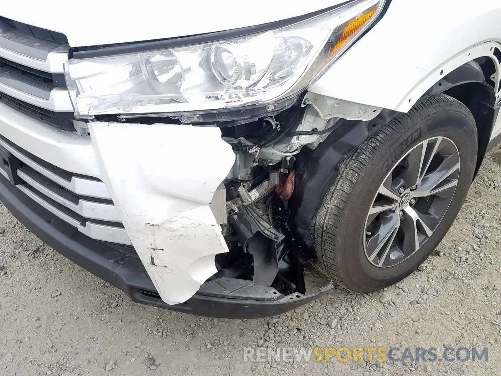 9 Photograph of a damaged car 5TDBZRFH6KS944224 TOYOTA HIGHLANDER 2019