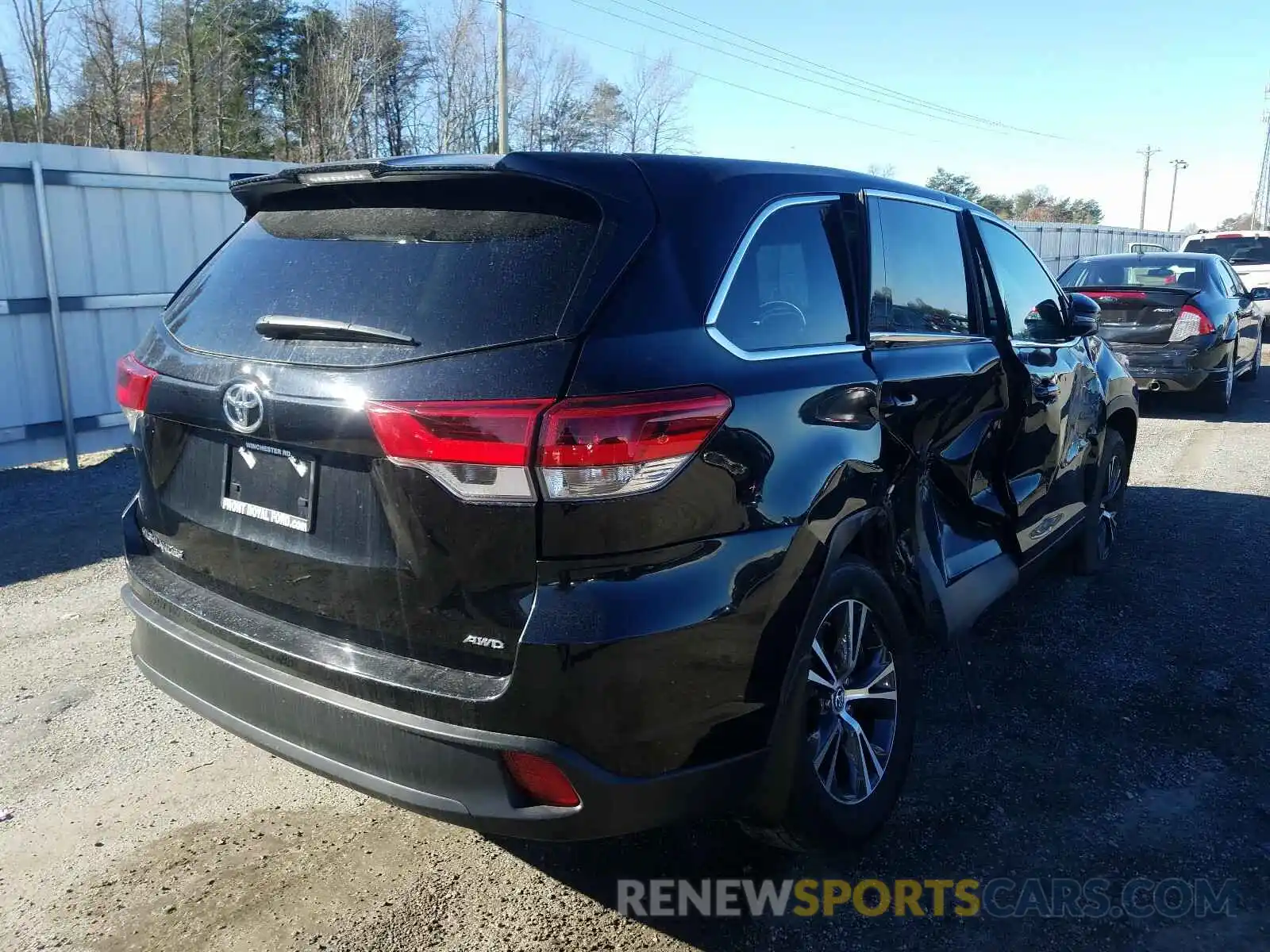 4 Photograph of a damaged car 5TDBZRFH6KS945230 TOYOTA HIGHLANDER 2019