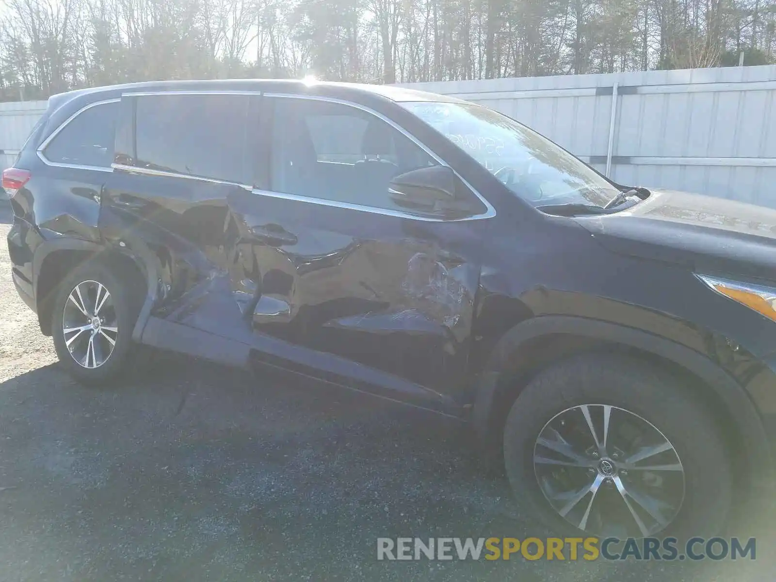 9 Photograph of a damaged car 5TDBZRFH6KS945230 TOYOTA HIGHLANDER 2019