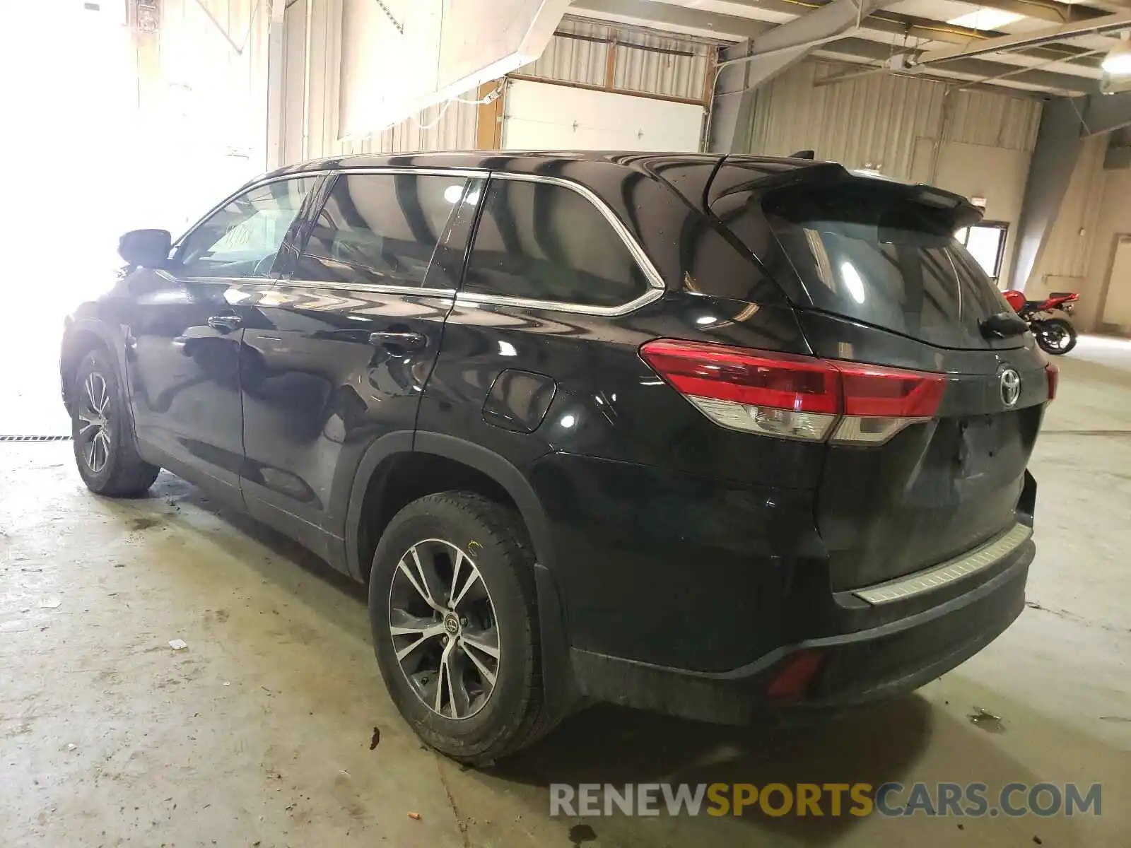 3 Photograph of a damaged car 5TDBZRFH6KS949455 TOYOTA HIGHLANDER 2019