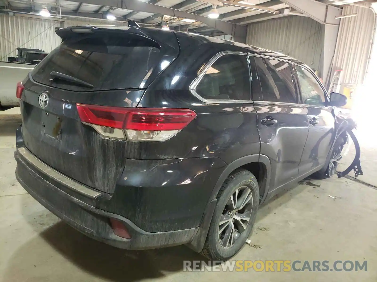 4 Photograph of a damaged car 5TDBZRFH6KS949455 TOYOTA HIGHLANDER 2019