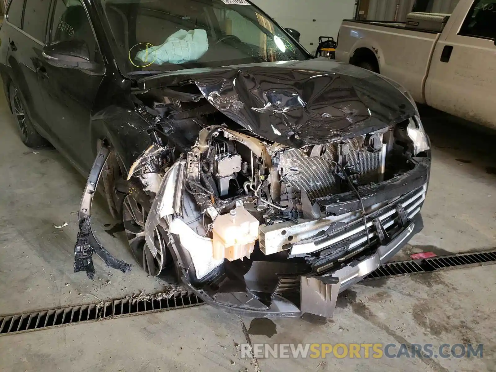 9 Photograph of a damaged car 5TDBZRFH6KS949455 TOYOTA HIGHLANDER 2019