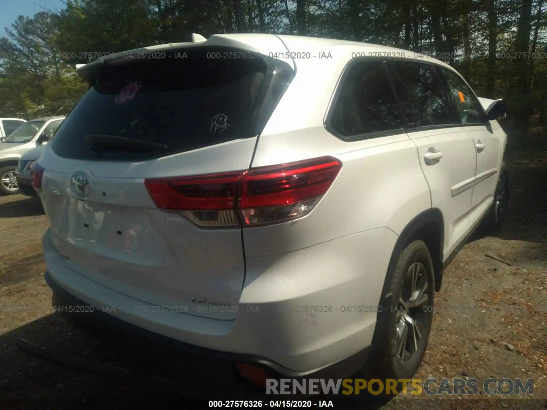 4 Photograph of a damaged car 5TDBZRFH6KS950539 TOYOTA HIGHLANDER 2019