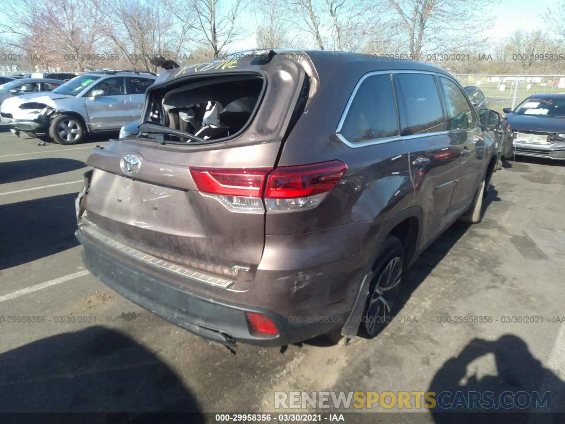 4 Photograph of a damaged car 5TDBZRFH6KS958964 TOYOTA HIGHLANDER 2019