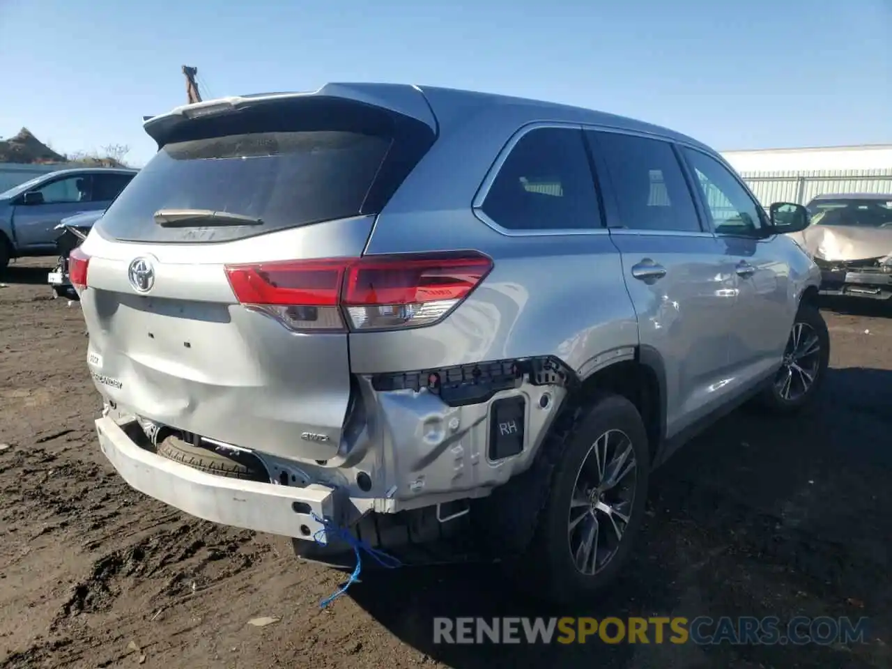 4 Photograph of a damaged car 5TDBZRFH6KS962352 TOYOTA HIGHLANDER 2019