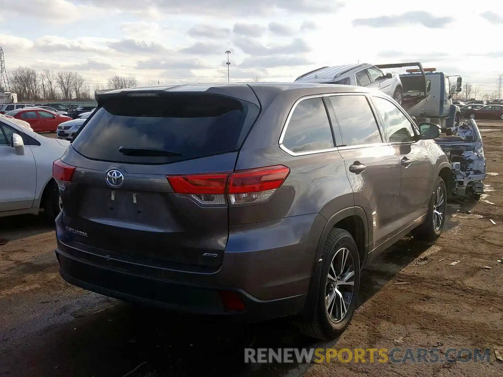 4 Photograph of a damaged car 5TDBZRFH6KS963467 TOYOTA HIGHLANDER 2019