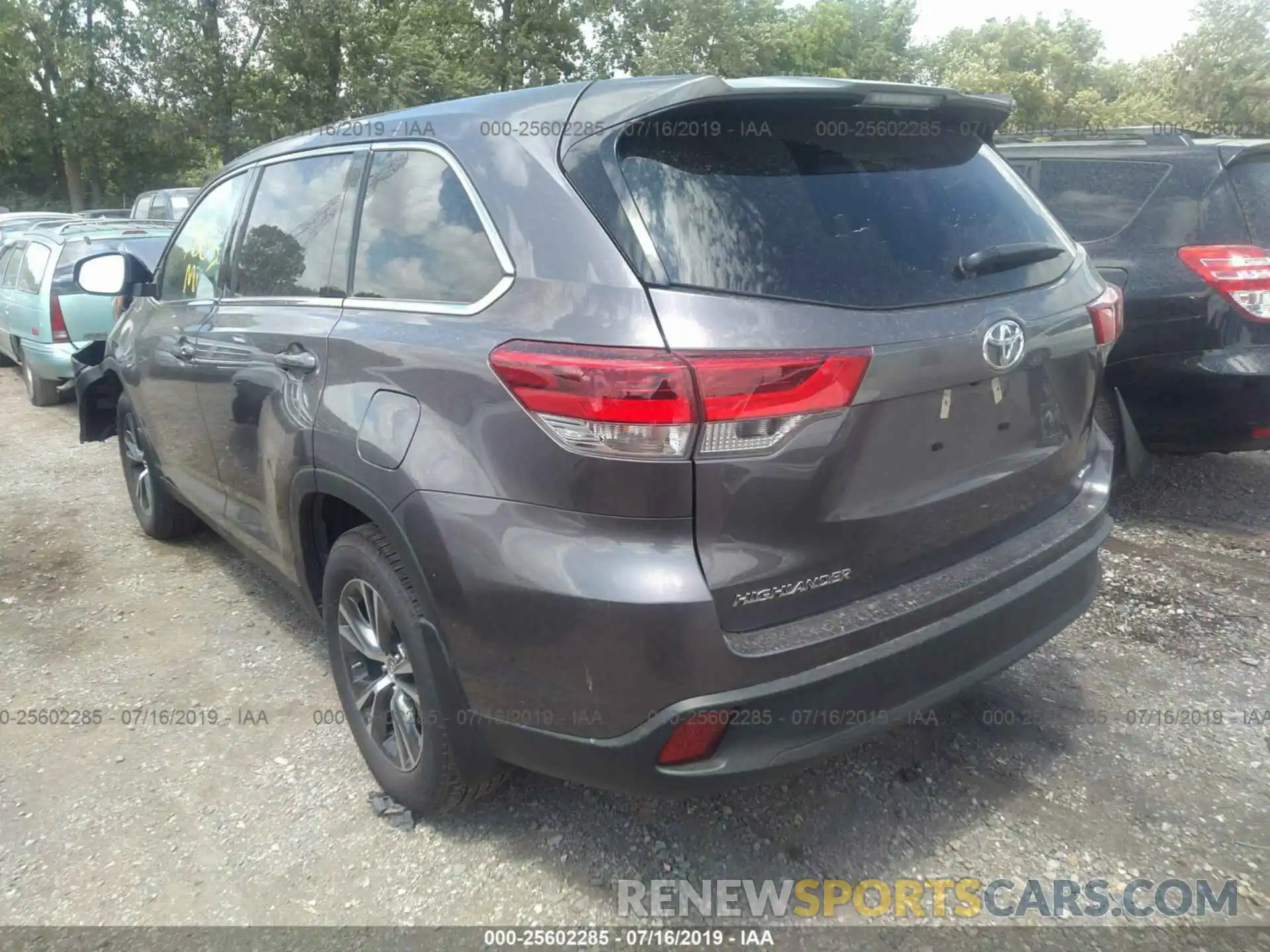 3 Photograph of a damaged car 5TDBZRFH6KS966689 TOYOTA HIGHLANDER 2019