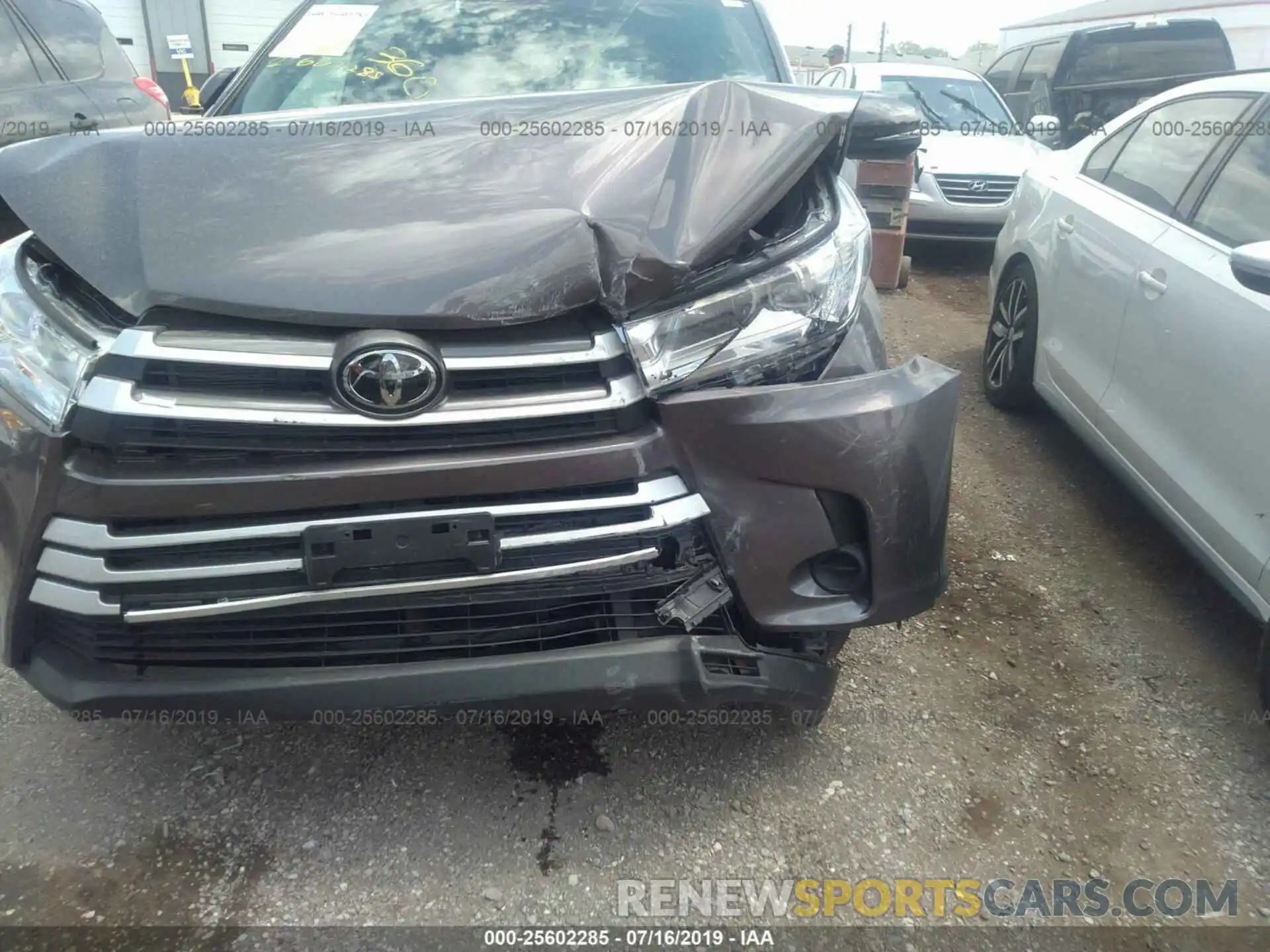 6 Photograph of a damaged car 5TDBZRFH6KS966689 TOYOTA HIGHLANDER 2019