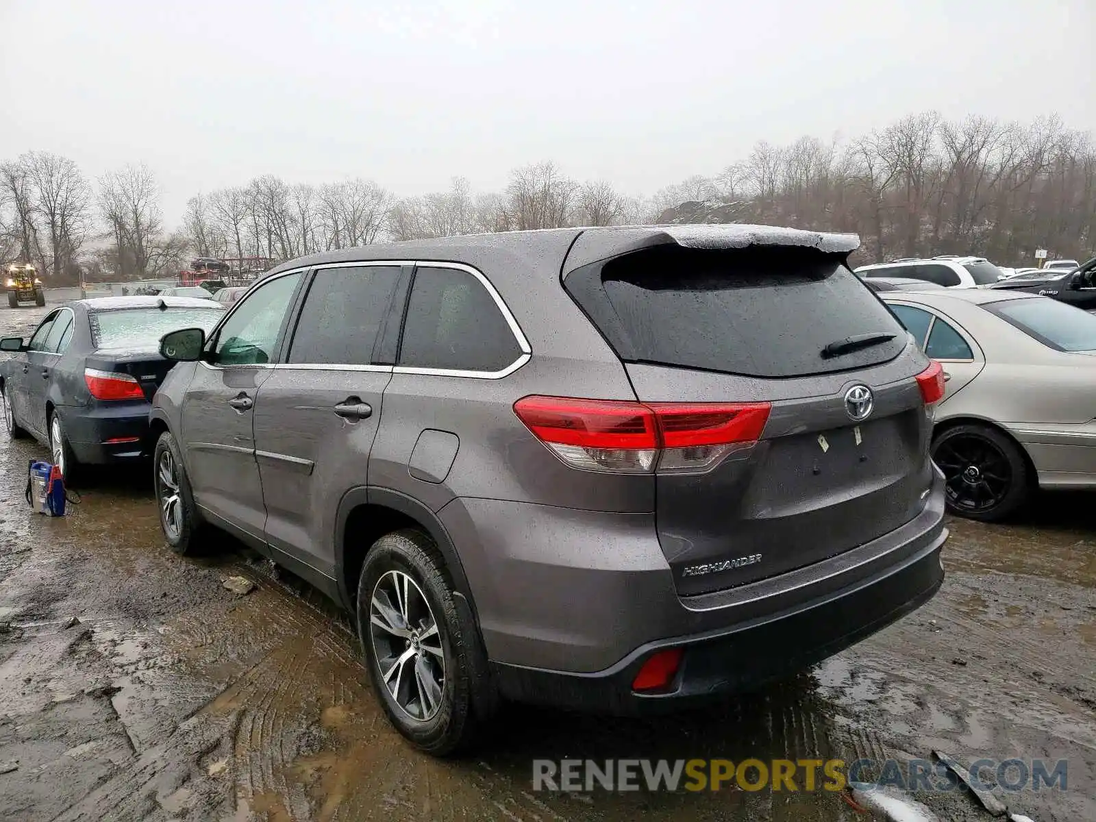 3 Photograph of a damaged car 5TDBZRFH6KS969432 TOYOTA HIGHLANDER 2019