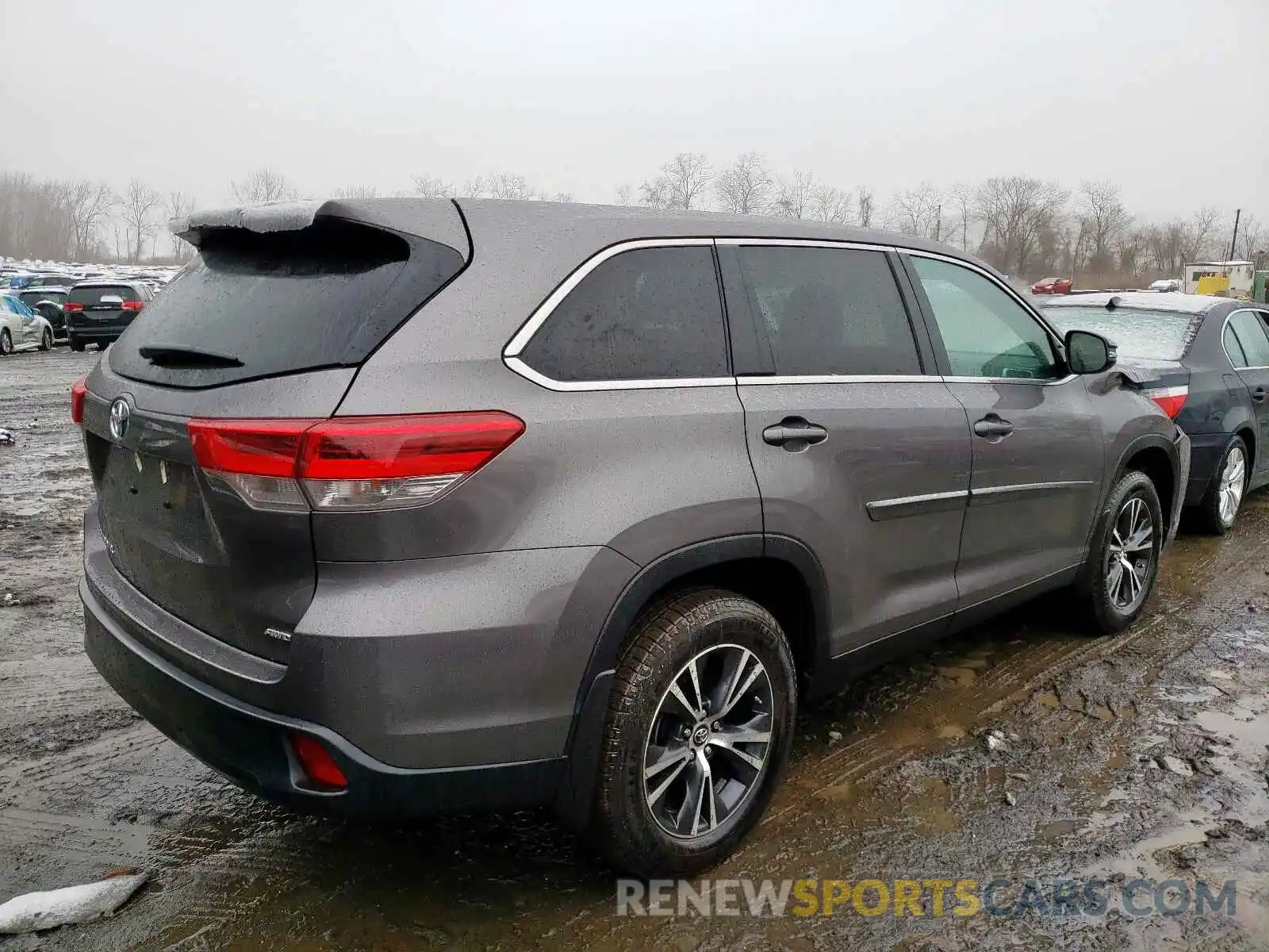 4 Photograph of a damaged car 5TDBZRFH6KS969432 TOYOTA HIGHLANDER 2019