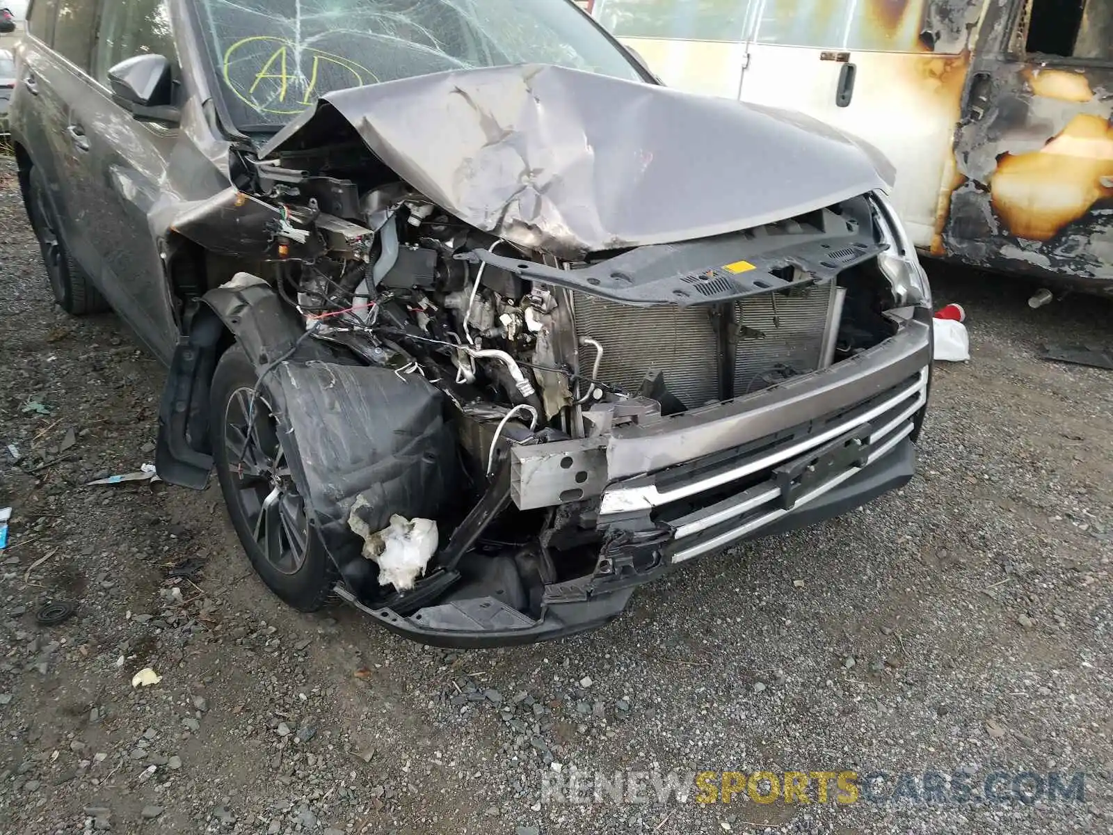 9 Photograph of a damaged car 5TDBZRFH6KS970287 TOYOTA HIGHLANDER 2019