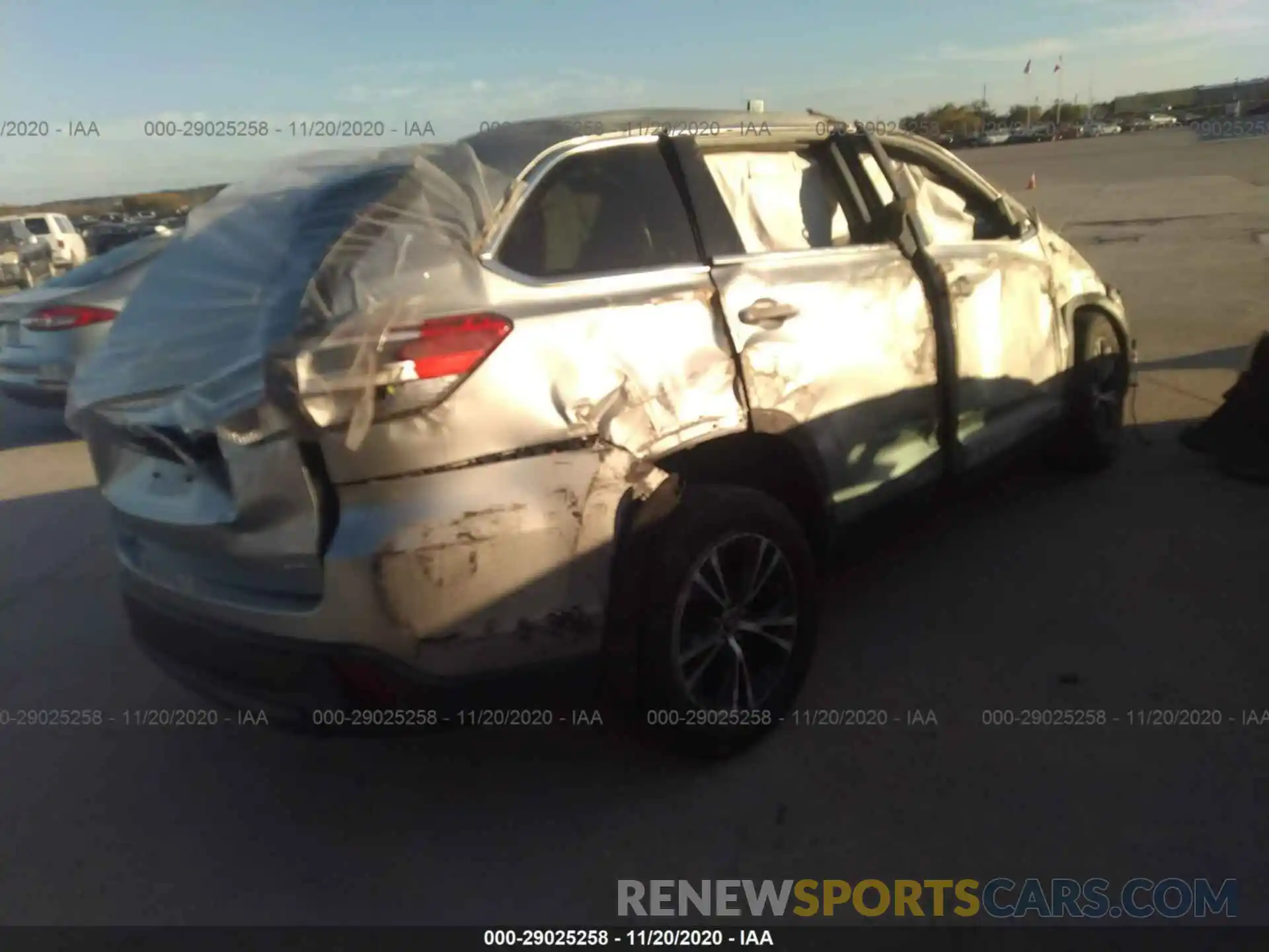 4 Photograph of a damaged car 5TDBZRFH6KS971519 TOYOTA HIGHLANDER 2019