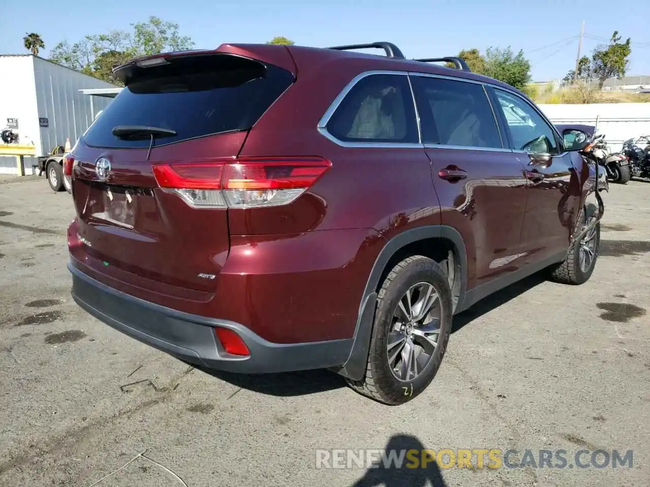 4 Photograph of a damaged car 5TDBZRFH6KS976784 TOYOTA HIGHLANDER 2019