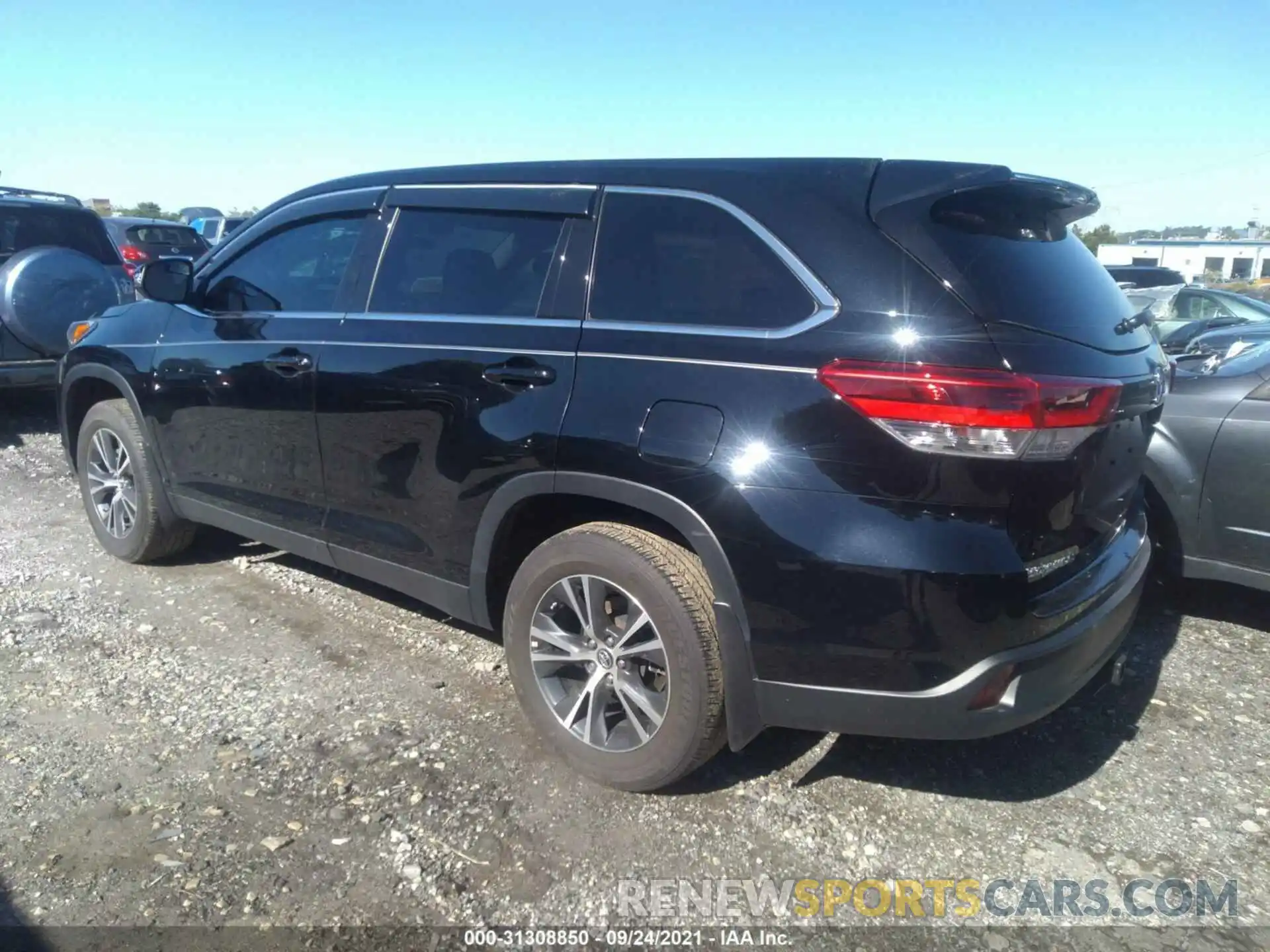 3 Photograph of a damaged car 5TDBZRFH6KS989664 TOYOTA HIGHLANDER 2019