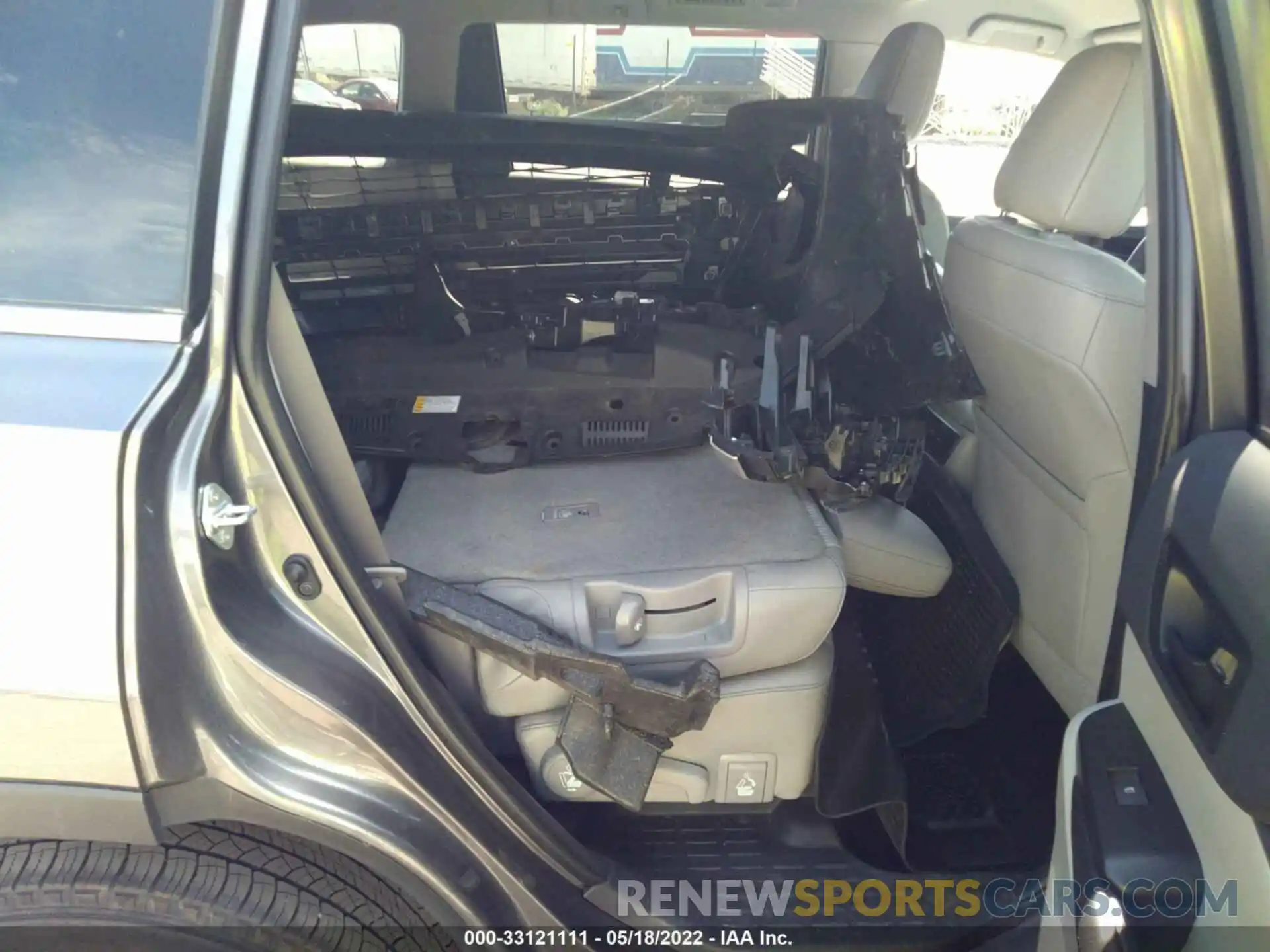 8 Photograph of a damaged car 5TDBZRFH7KS721819 TOYOTA HIGHLANDER 2019