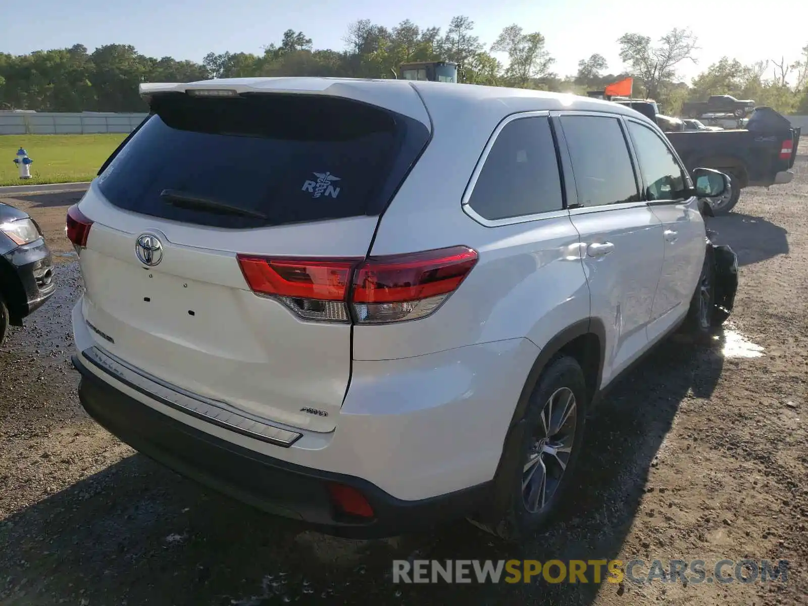 4 Photograph of a damaged car 5TDBZRFH7KS725062 TOYOTA HIGHLANDER 2019