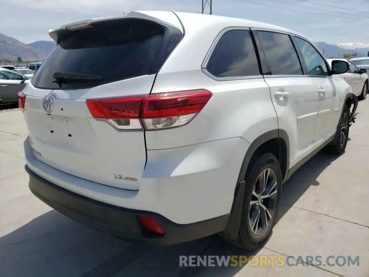 4 Photograph of a damaged car 5TDBZRFH7KS738913 TOYOTA HIGHLANDER 2019