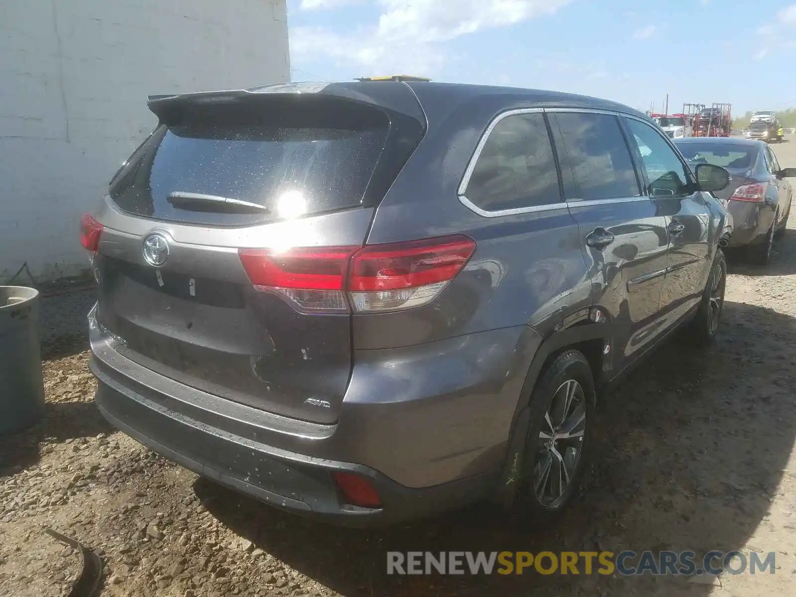 4 Photograph of a damaged car 5TDBZRFH7KS740323 TOYOTA HIGHLANDER 2019