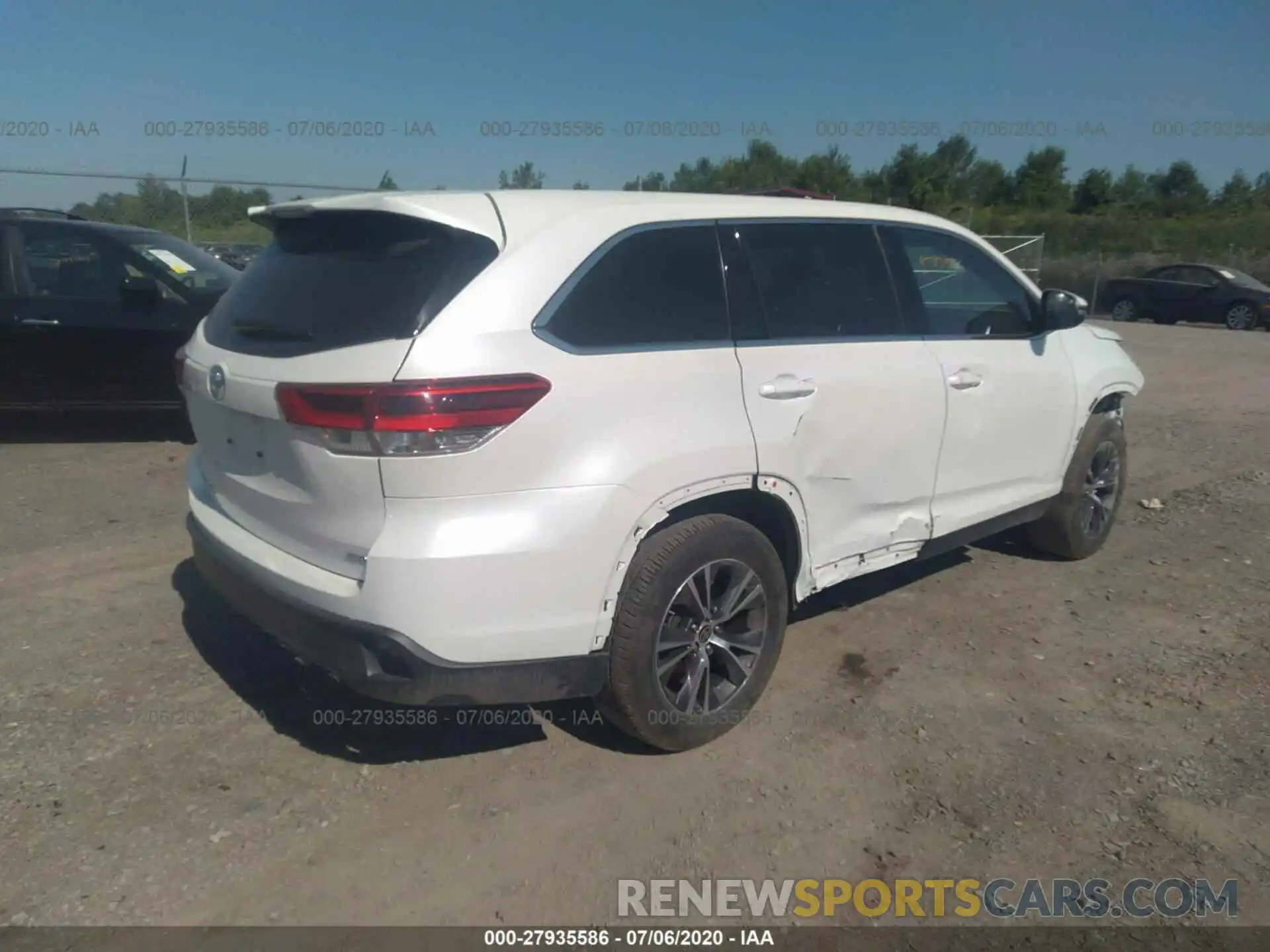 4 Photograph of a damaged car 5TDBZRFH7KS744307 TOYOTA HIGHLANDER 2019