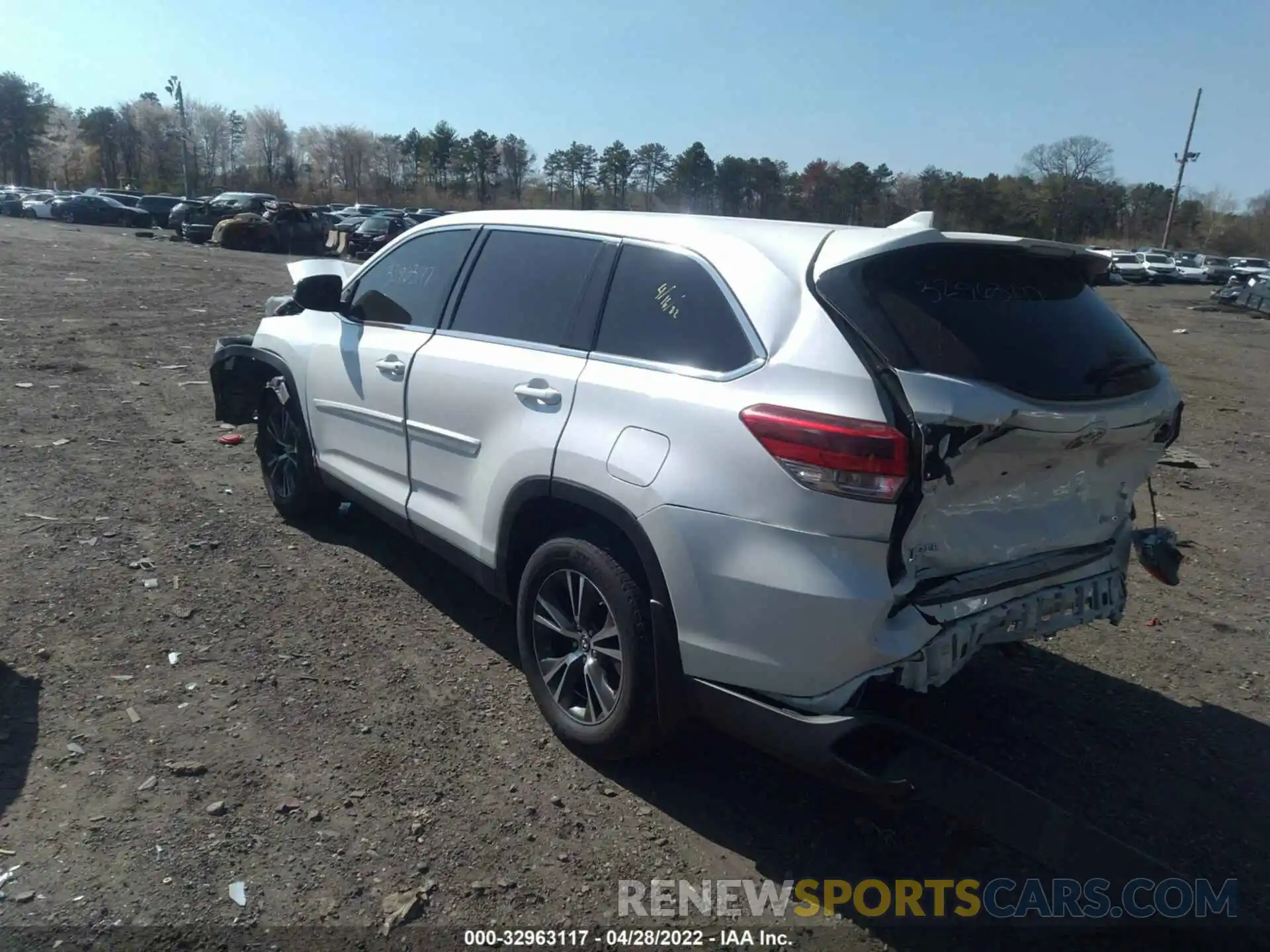 3 Photograph of a damaged car 5TDBZRFH7KS916058 TOYOTA HIGHLANDER 2019