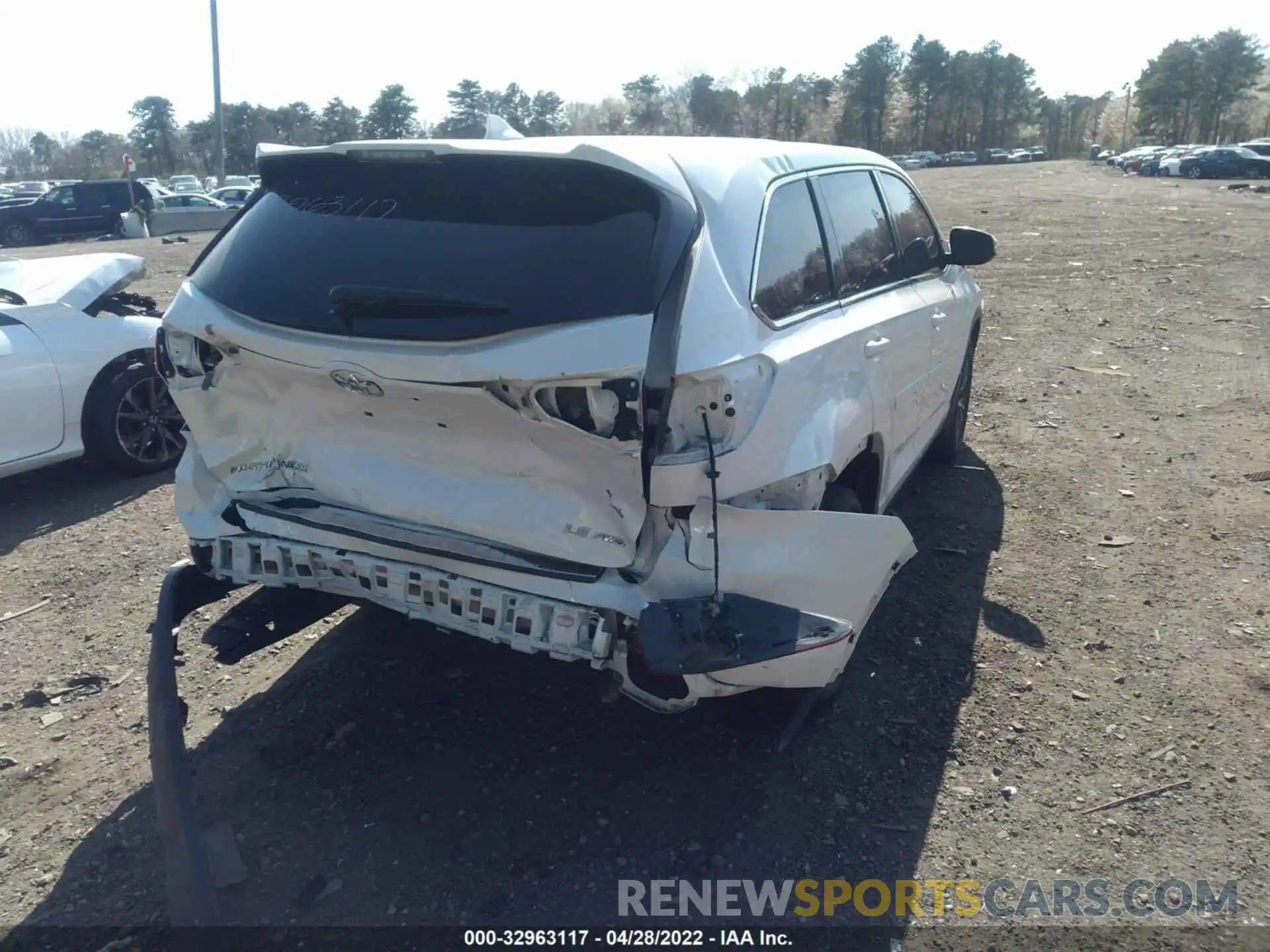 4 Photograph of a damaged car 5TDBZRFH7KS916058 TOYOTA HIGHLANDER 2019