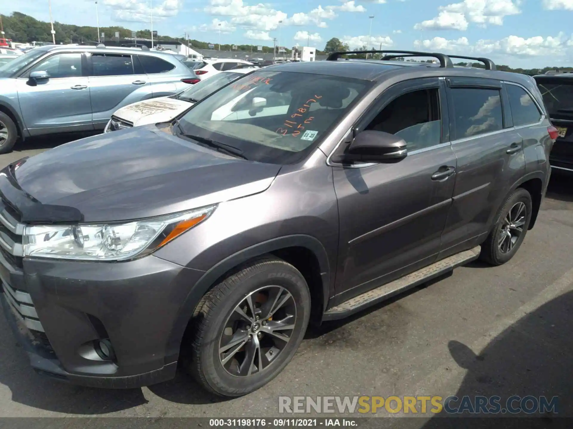 2 Photograph of a damaged car 5TDBZRFH7KS916447 TOYOTA HIGHLANDER 2019