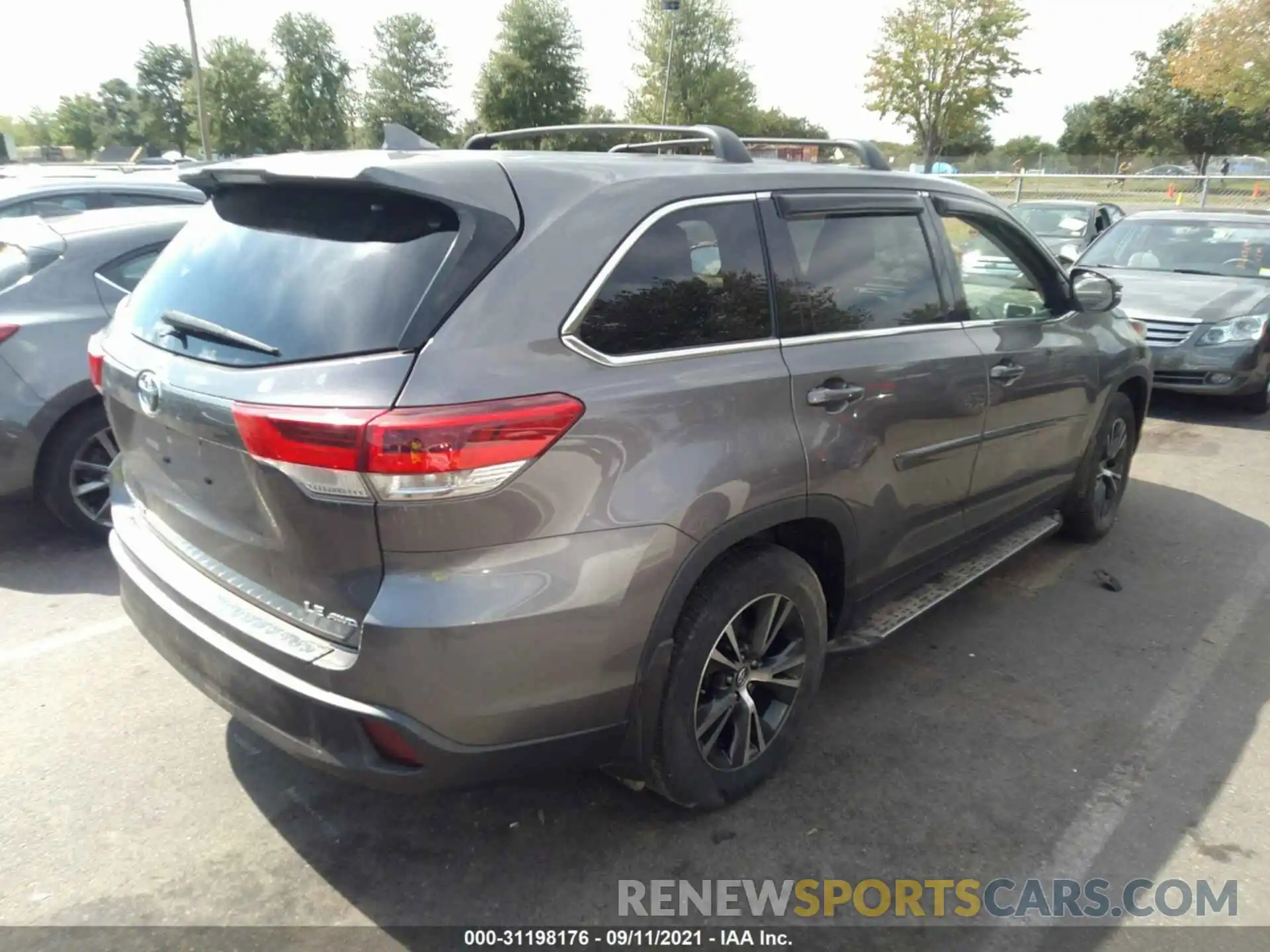 4 Photograph of a damaged car 5TDBZRFH7KS916447 TOYOTA HIGHLANDER 2019