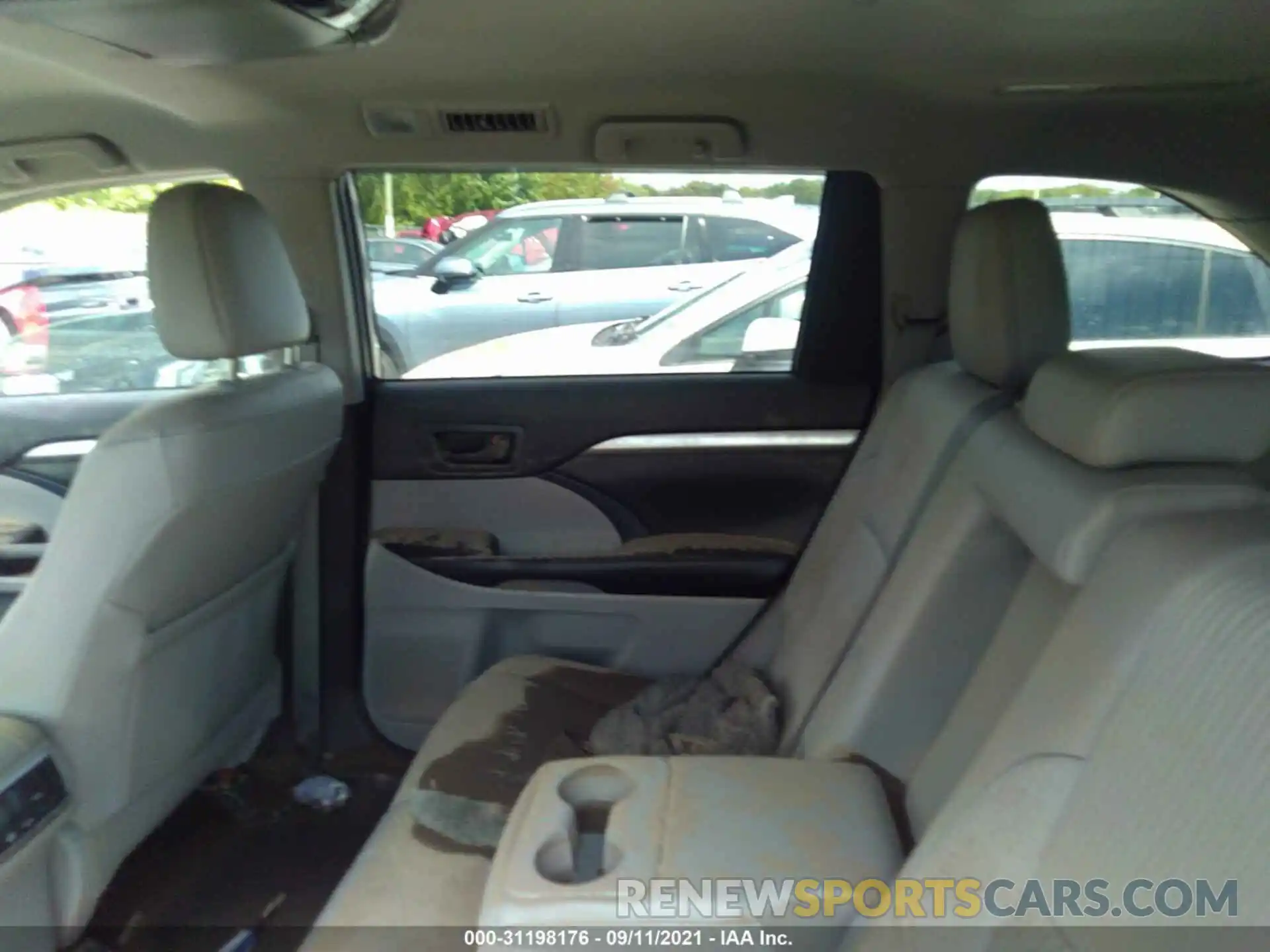 8 Photograph of a damaged car 5TDBZRFH7KS916447 TOYOTA HIGHLANDER 2019