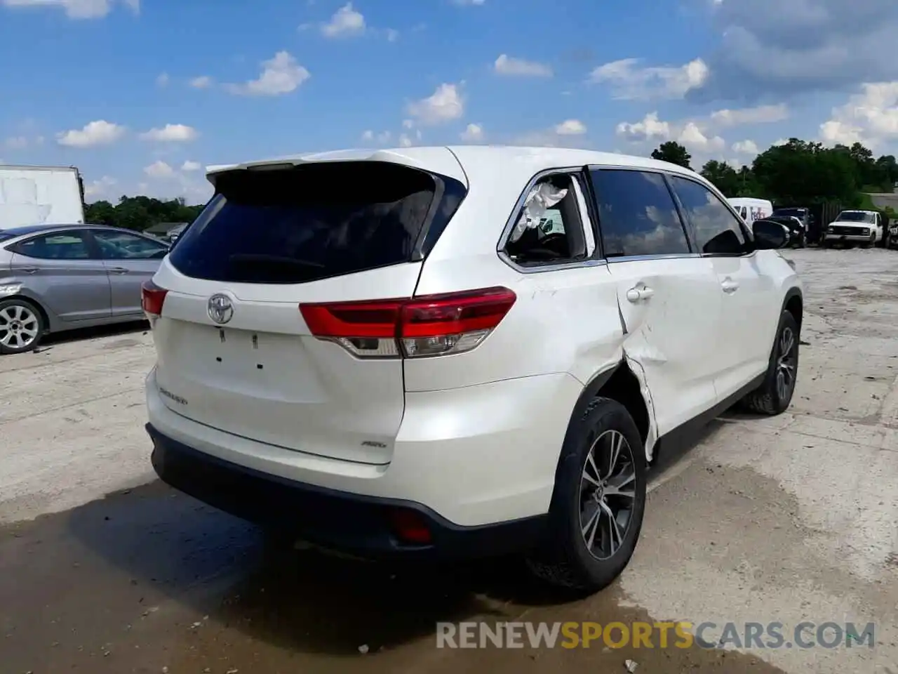 4 Photograph of a damaged car 5TDBZRFH7KS924905 TOYOTA HIGHLANDER 2019