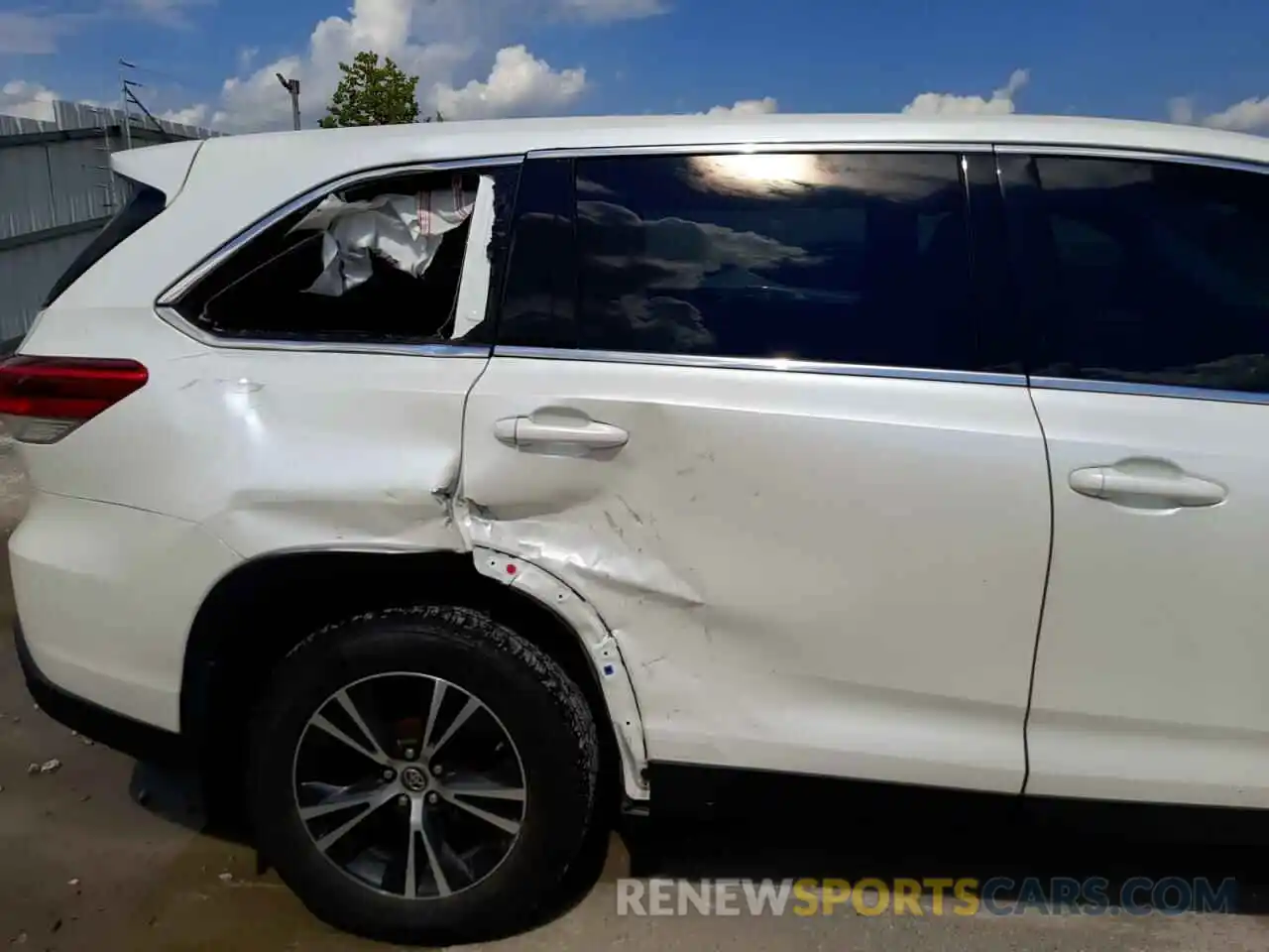 9 Photograph of a damaged car 5TDBZRFH7KS924905 TOYOTA HIGHLANDER 2019