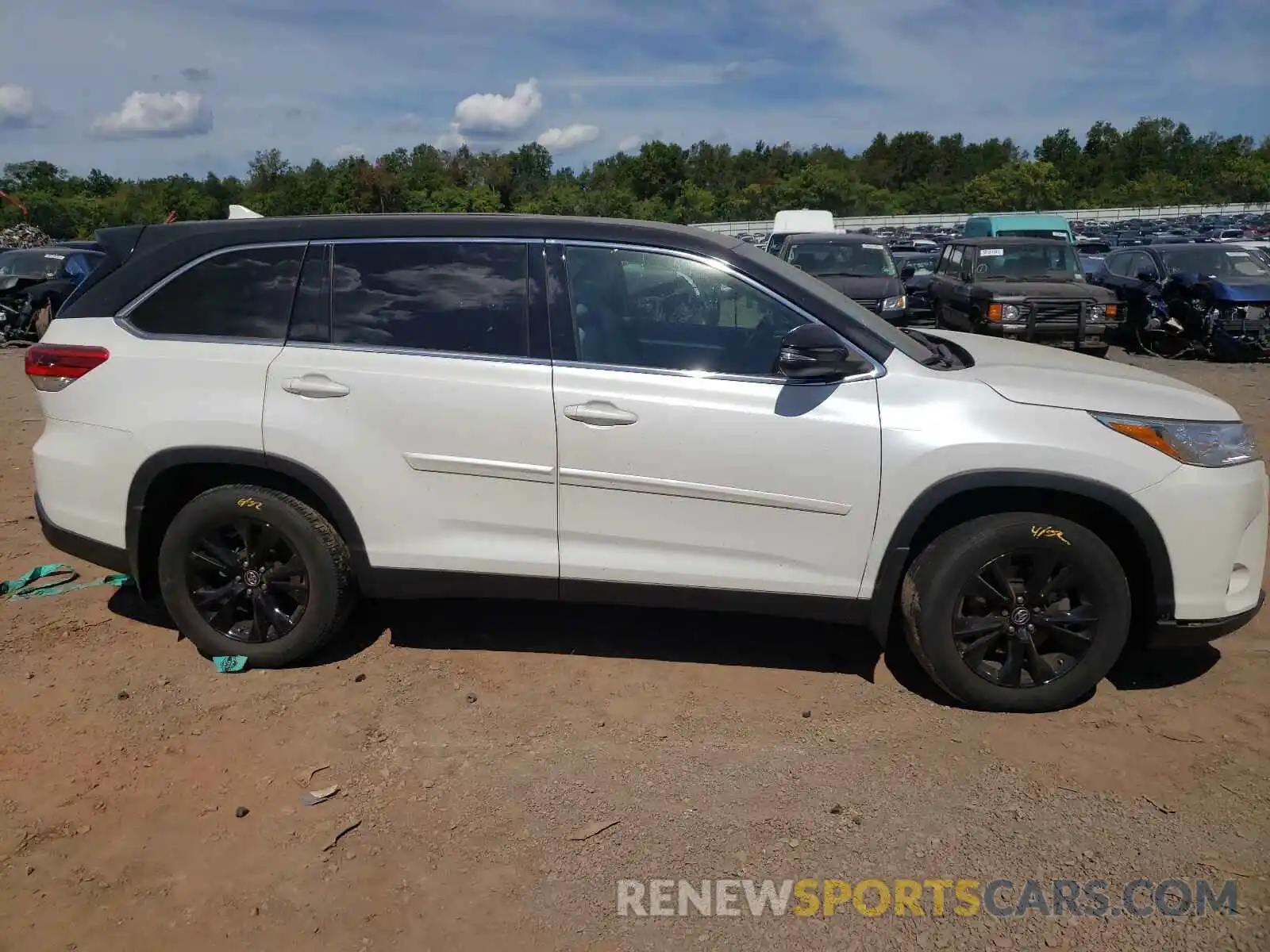 9 Photograph of a damaged car 5TDBZRFH7KS945236 TOYOTA HIGHLANDER 2019